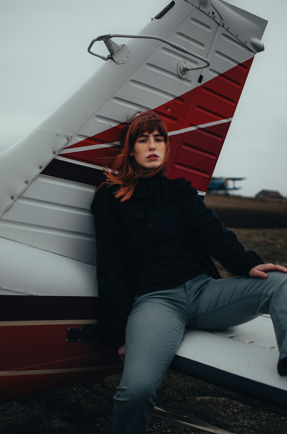 Une femme est assise dans un petit avion