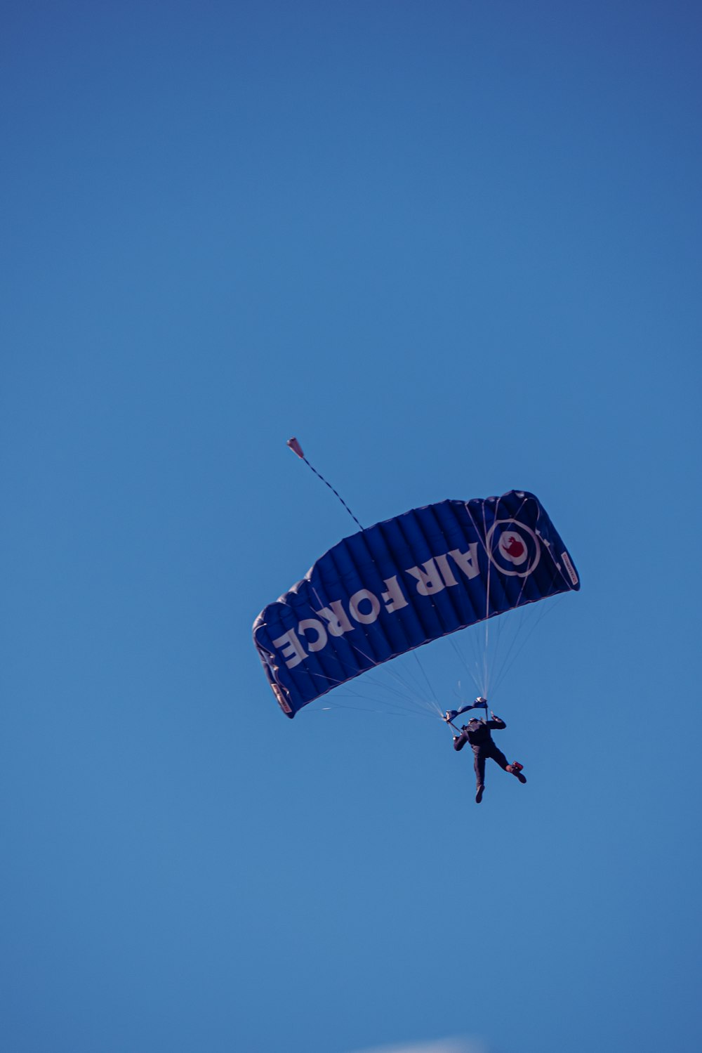 uma pessoa está parasailing no céu azul