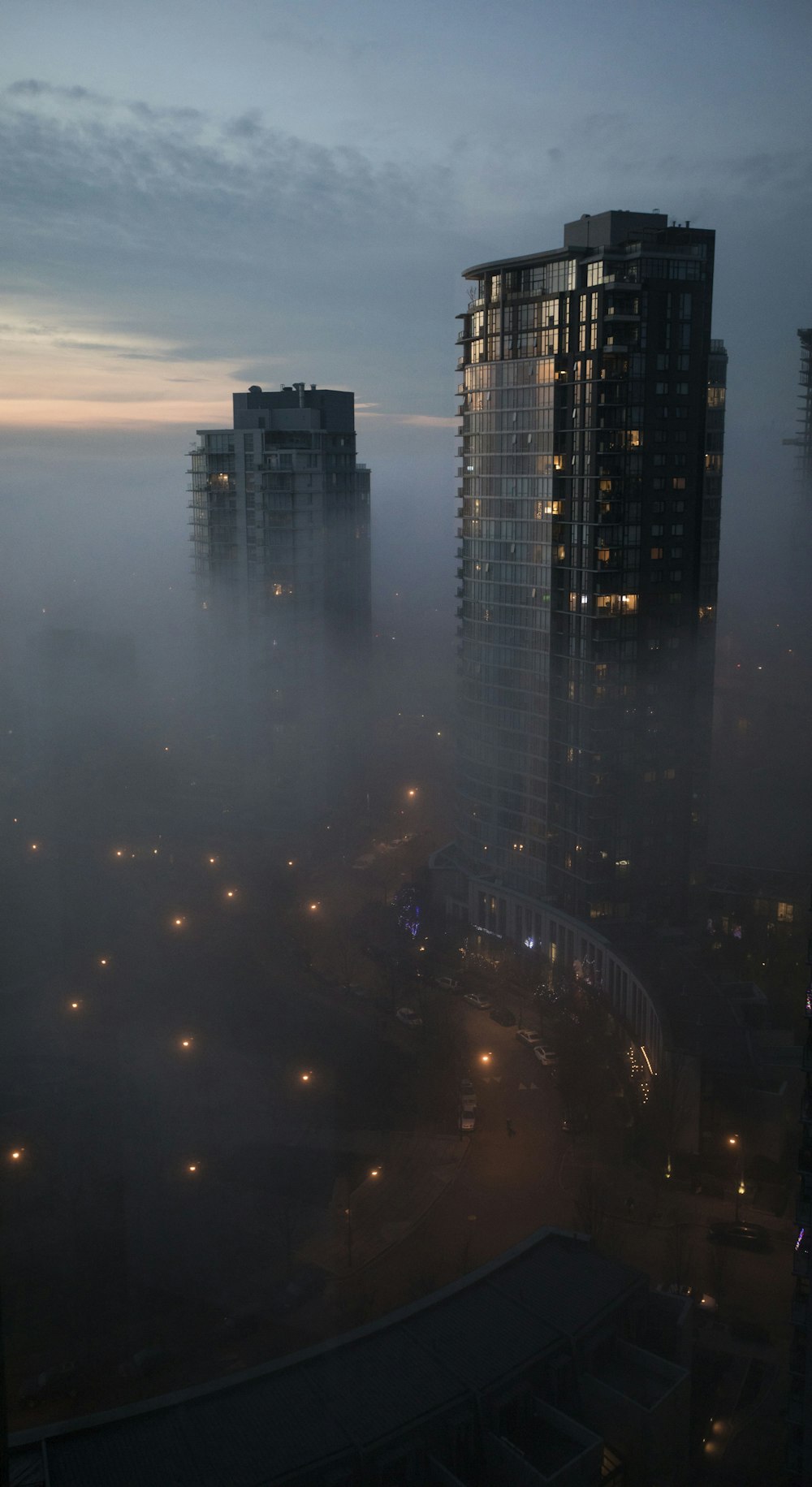 高層ビルが立ち並ぶ街の霧の夜