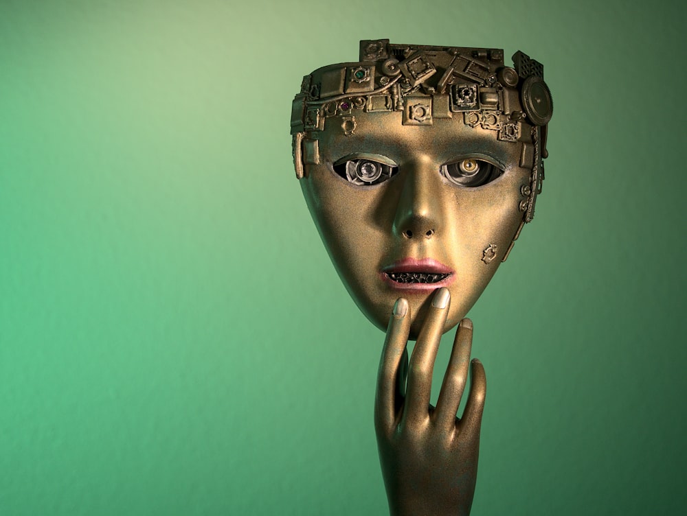Das Gesicht einer Frau mit einer goldenen Maske auf dem Kopf