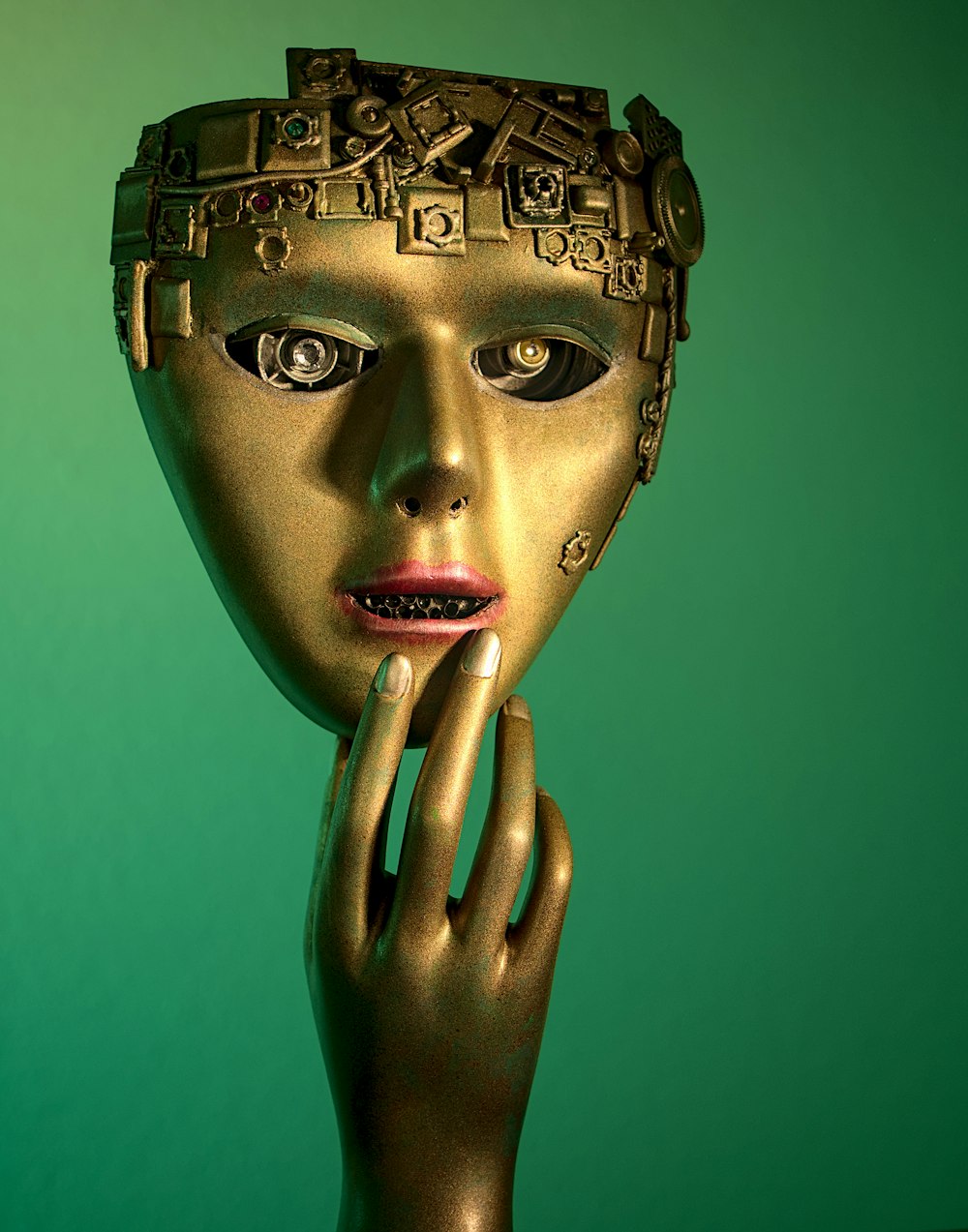 el rostro de una mujer con una máscara dorada en la cabeza
