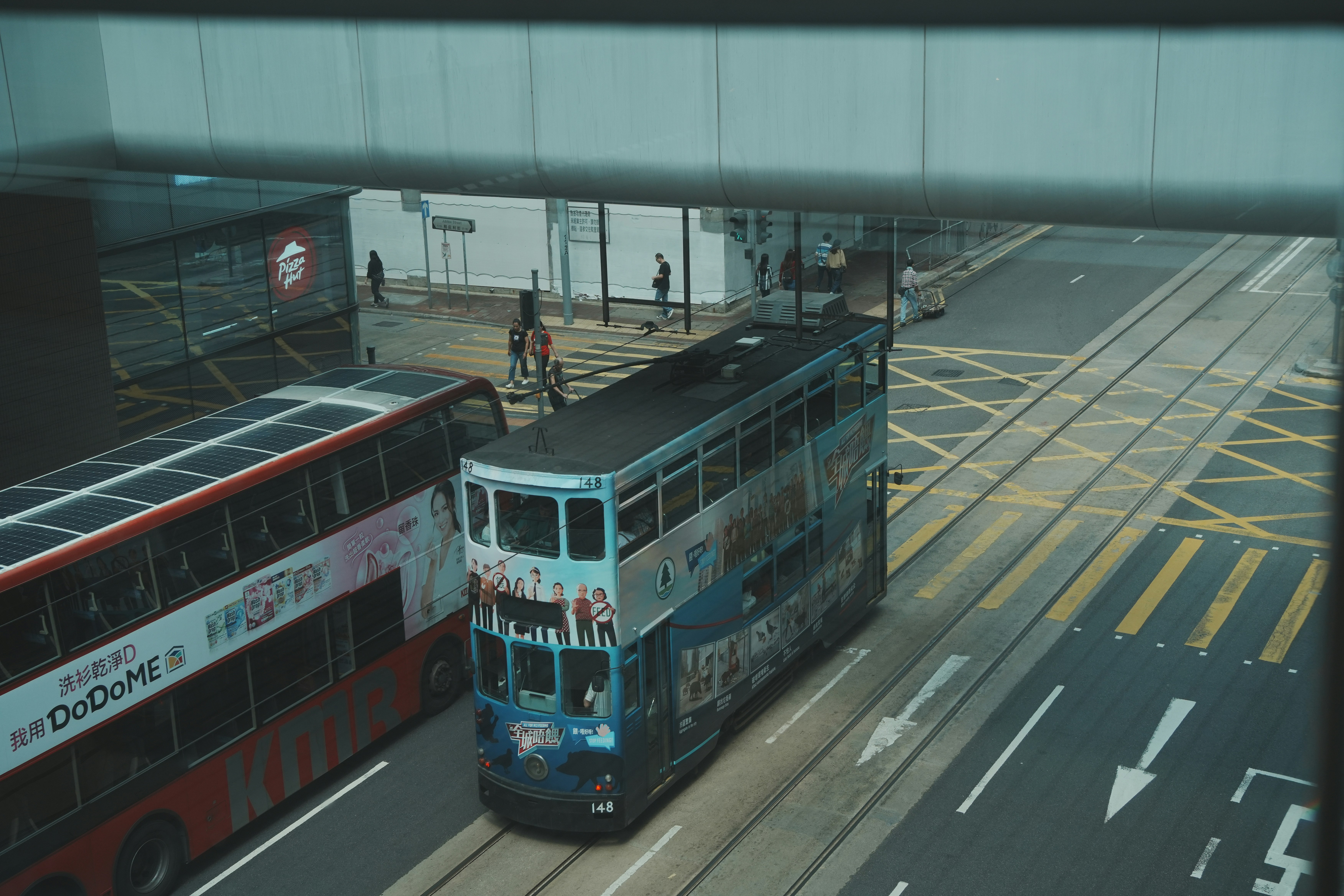 Teléfono inteligente que muestra una aplicación de seguimiento de autobuses con tiempos de llegada.