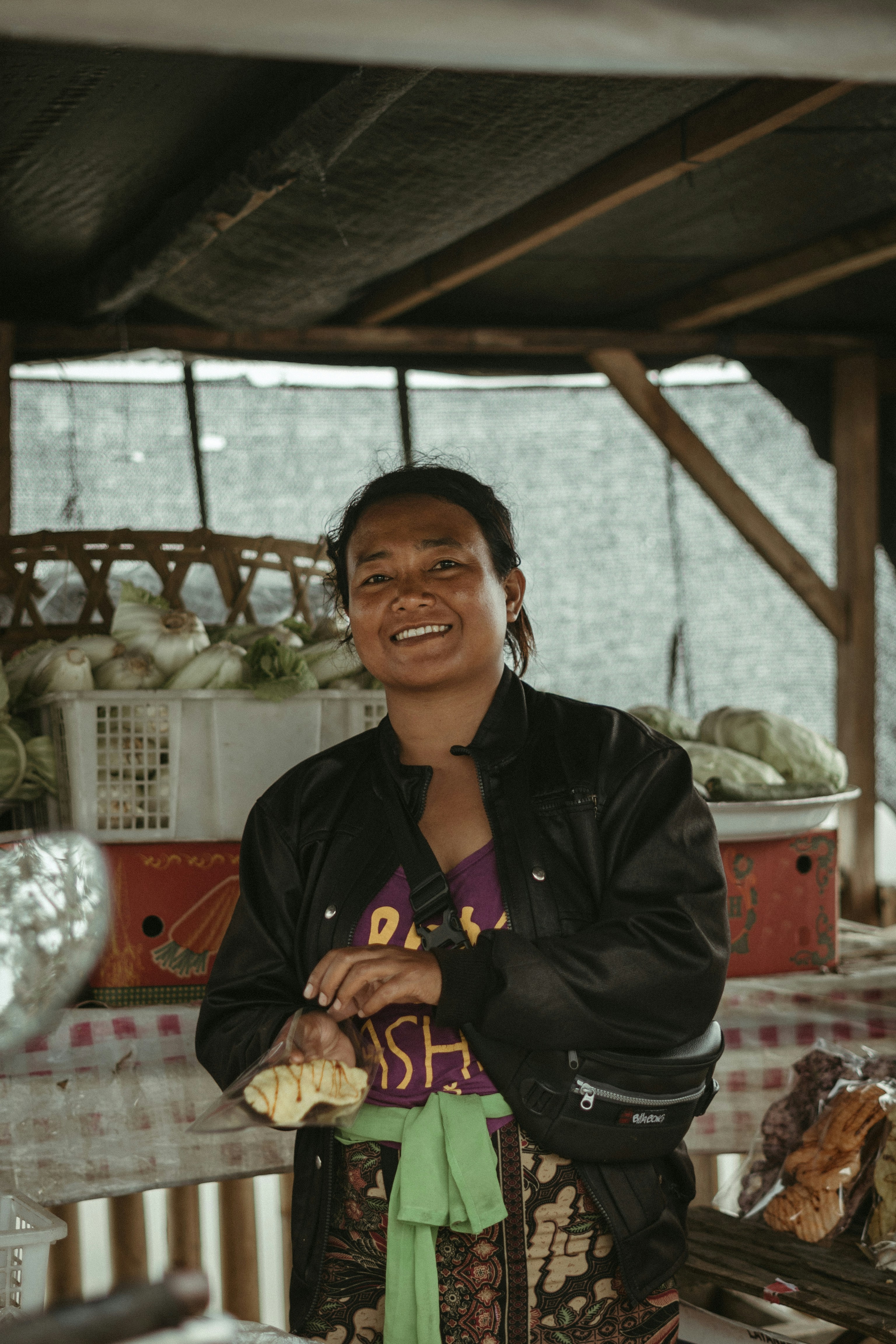 una mujer de pie frente a una mesa llena de comida