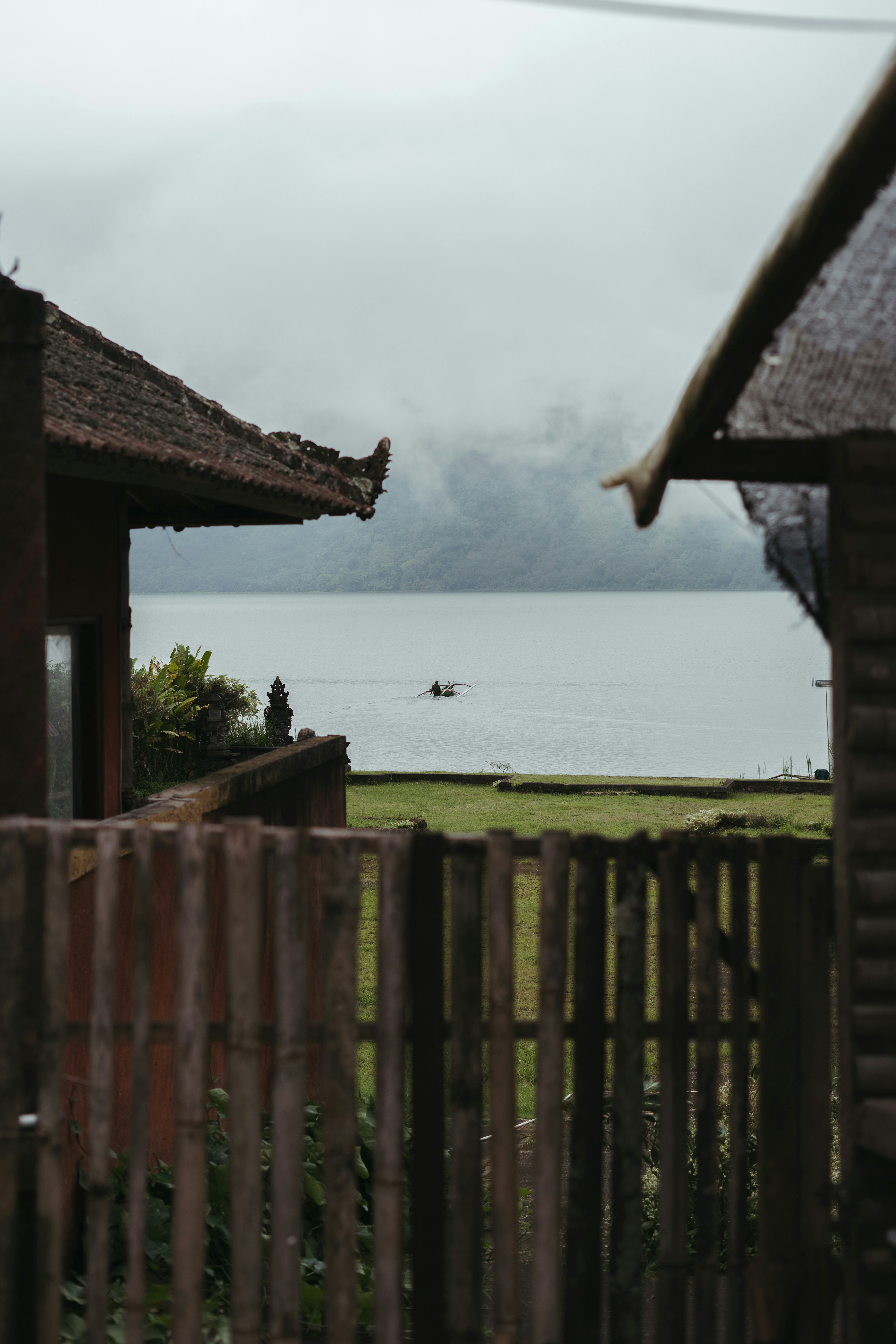 Pemandangan badan air dari balik pagar