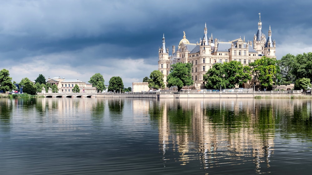 ein großes Gebäude, das auf einem See thront