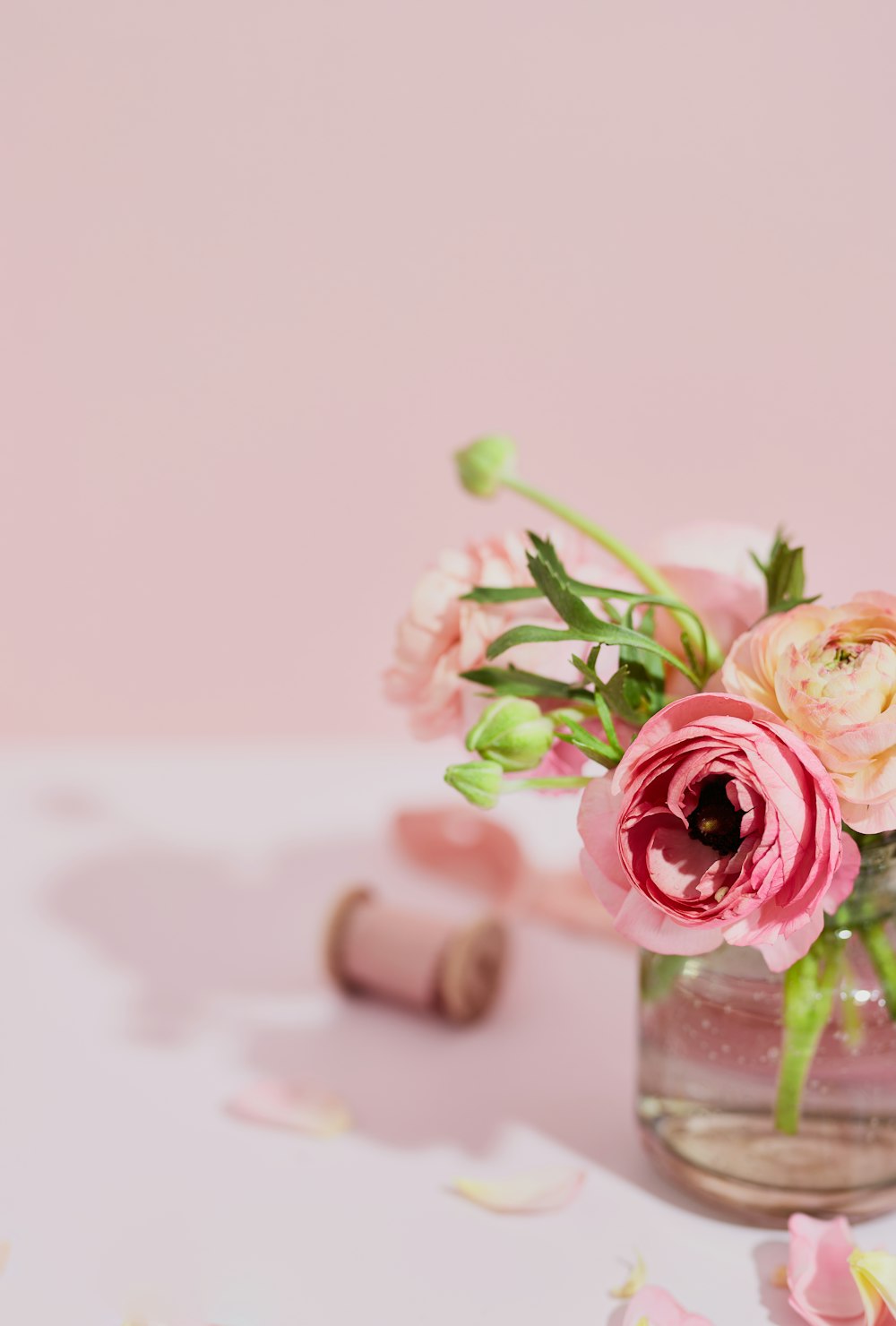 テーブルの上にピンクの花が咲き乱れる花瓶