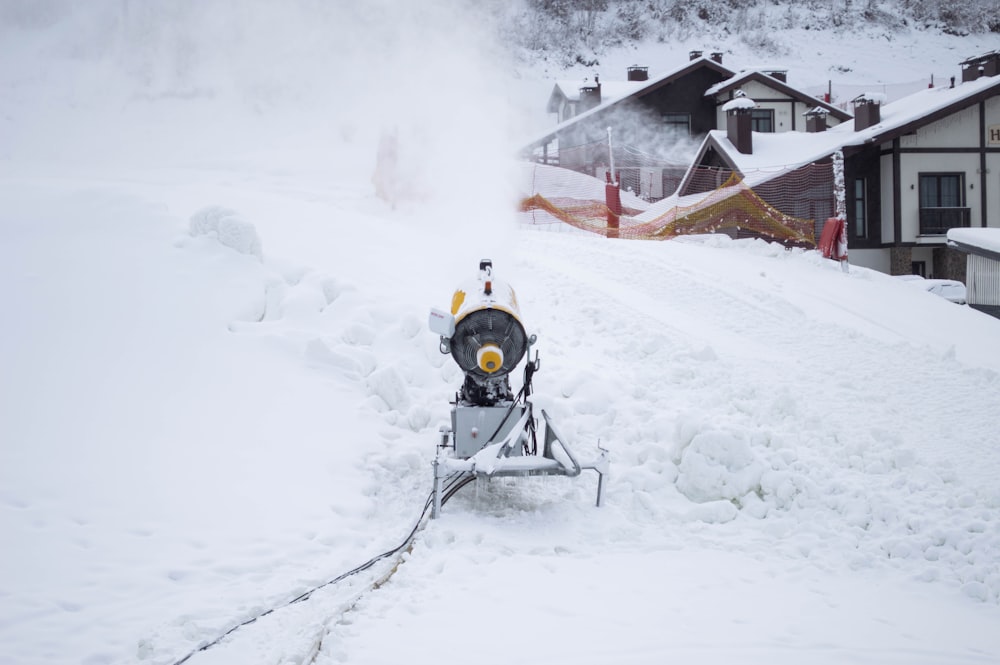 Eine Schneefräse sitzt im Schnee