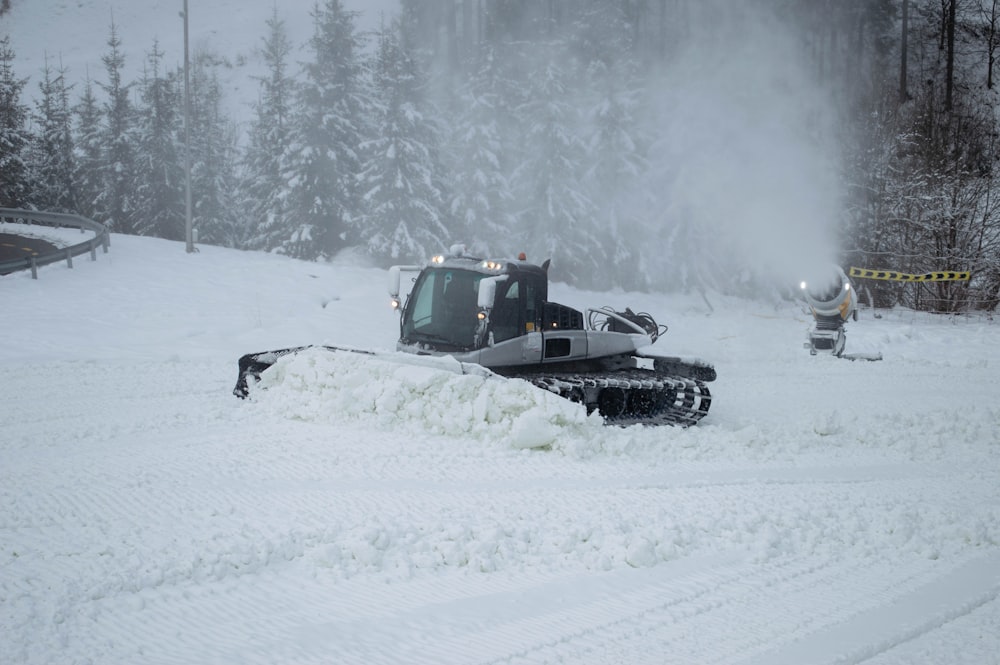 ein Schneepflug, der eine Straße im Schnee räumt