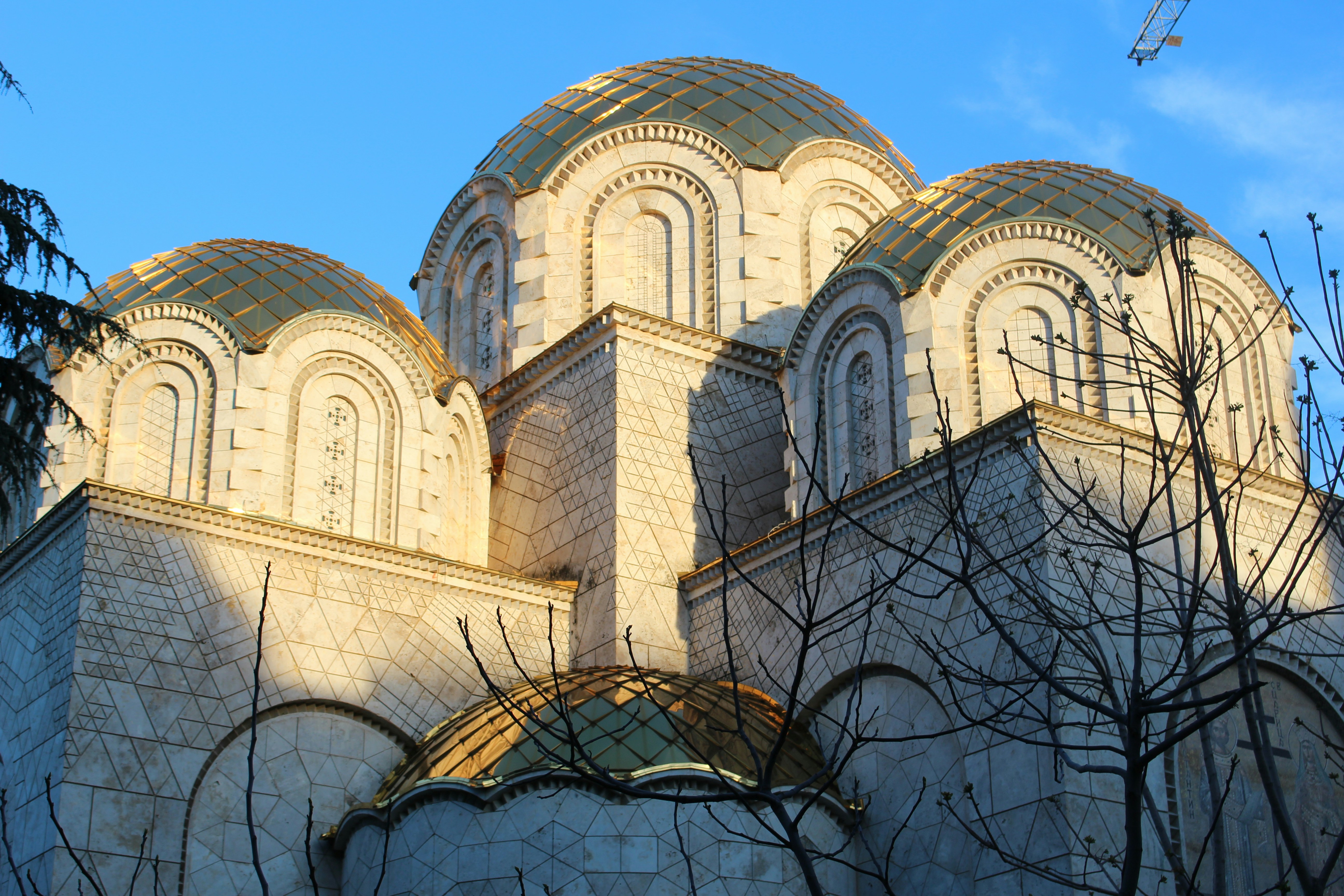 옆에 시계가 있는 큰 건물