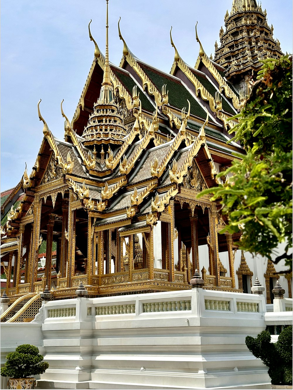 um edifício com um monte de decorações de ouro em cima dele