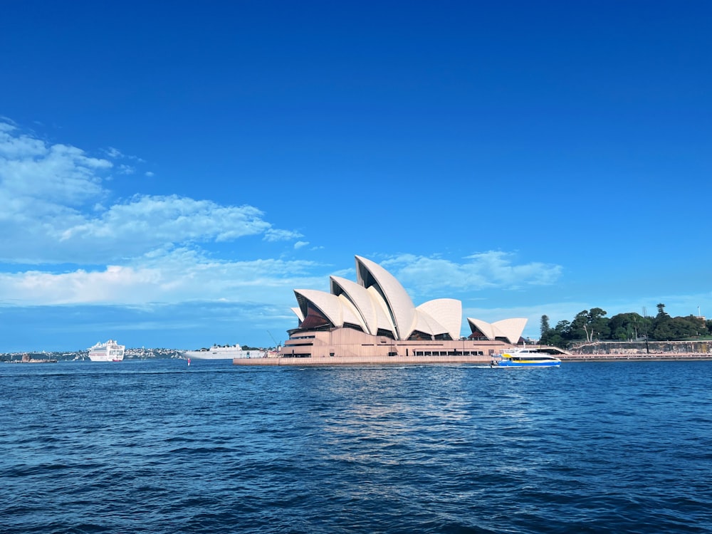 Una veduta della Sydney Opera House dall'altra parte dell'acqua