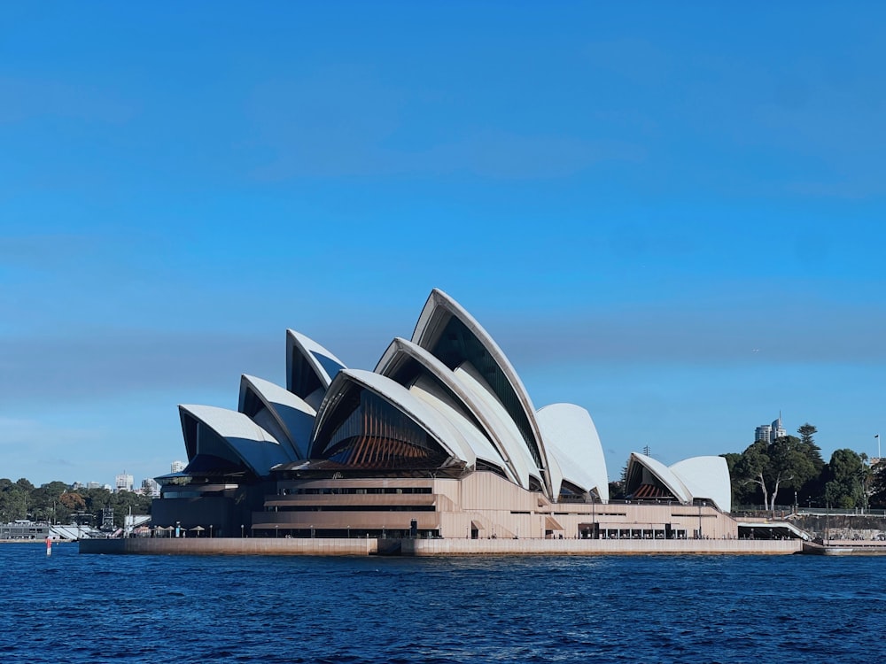 un grande edificio che si trova accanto a uno specchio d'acqua