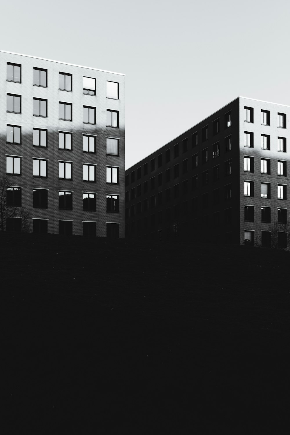 Ein Schwarz-Weiß-Foto von zwei Gebäuden