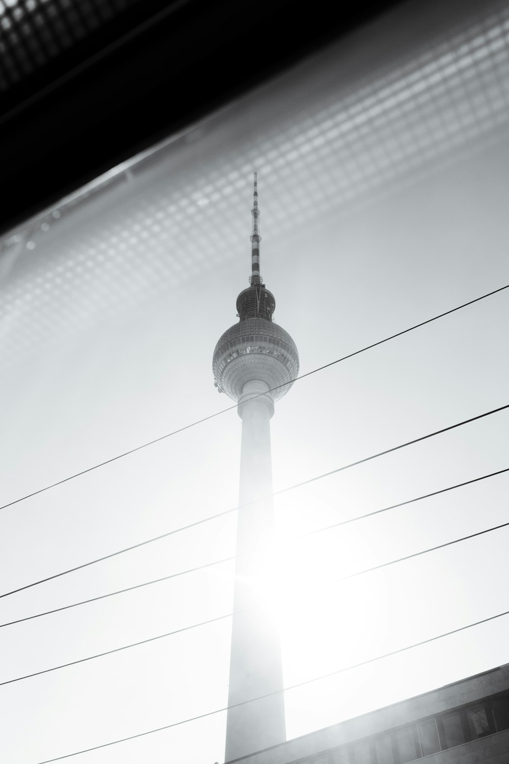 Una foto in bianco e nero di una torre televisiva