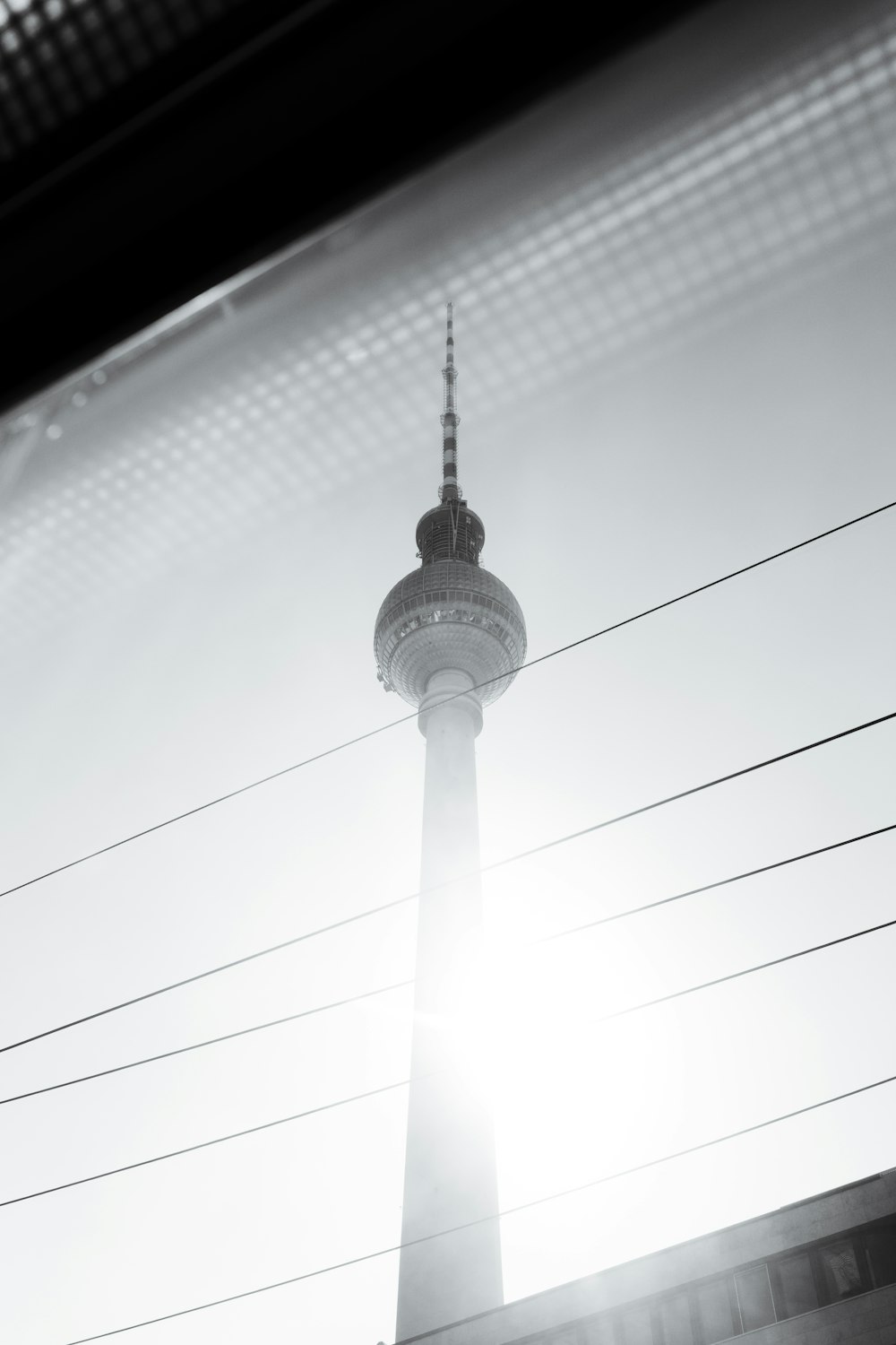 Una foto en blanco y negro de una torre de televisión