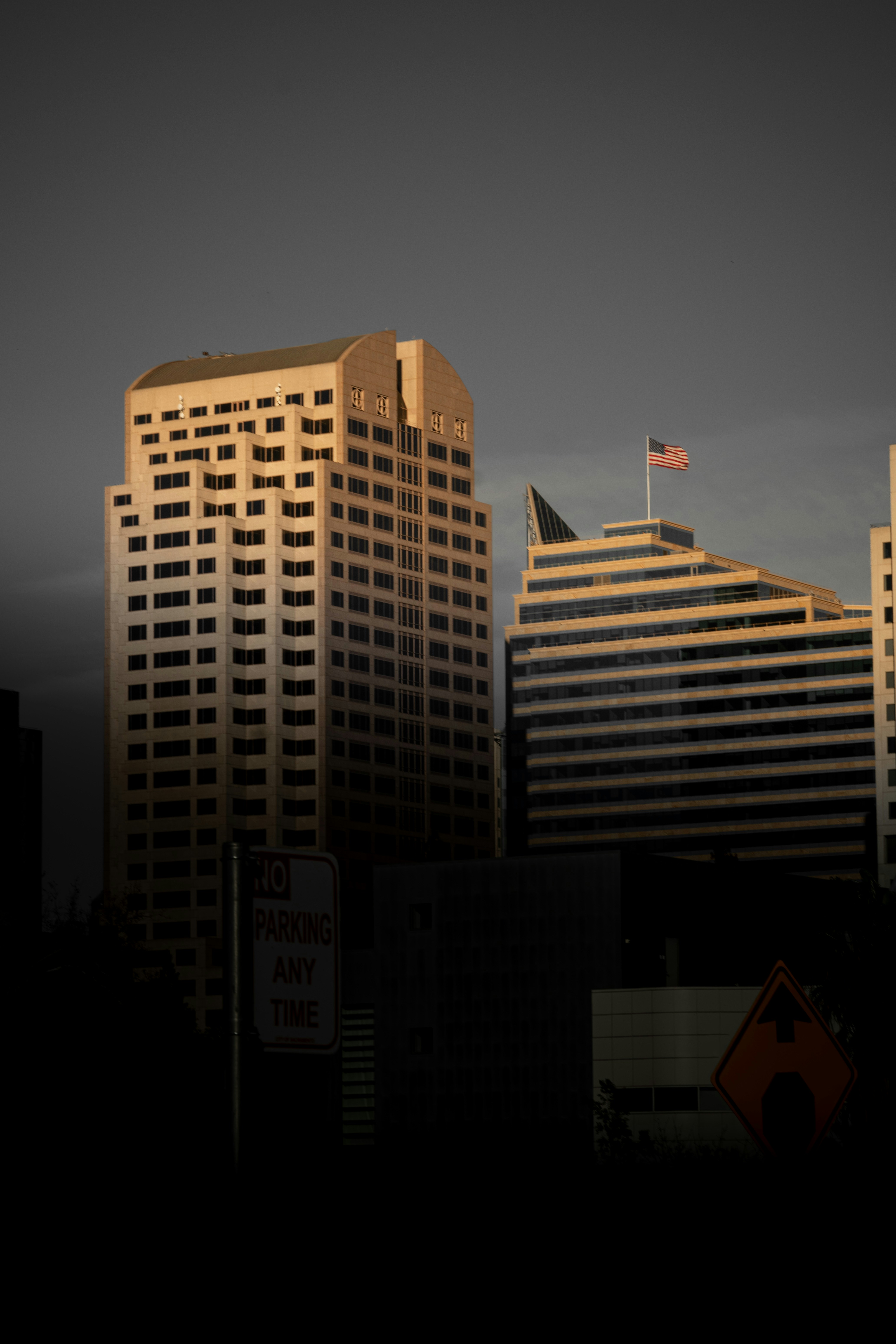 un gruppo di alti edifici seduti uno accanto all'altro