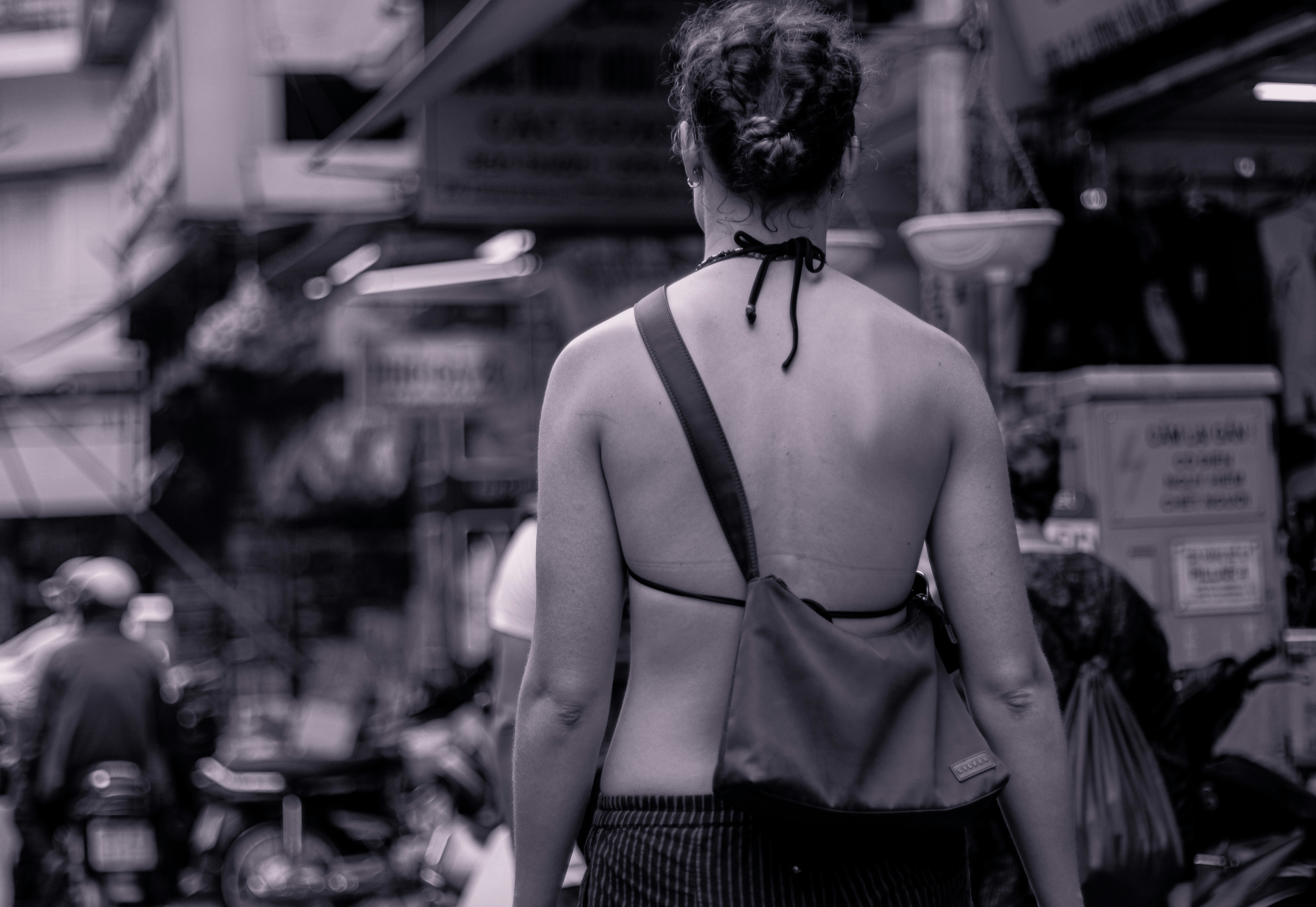 una mujer caminando por una calle con una corbata alrededor del cuello