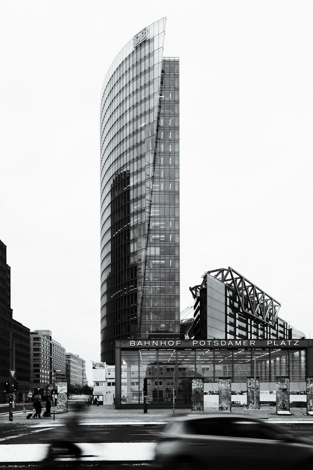 a black and white photo of a building in a city