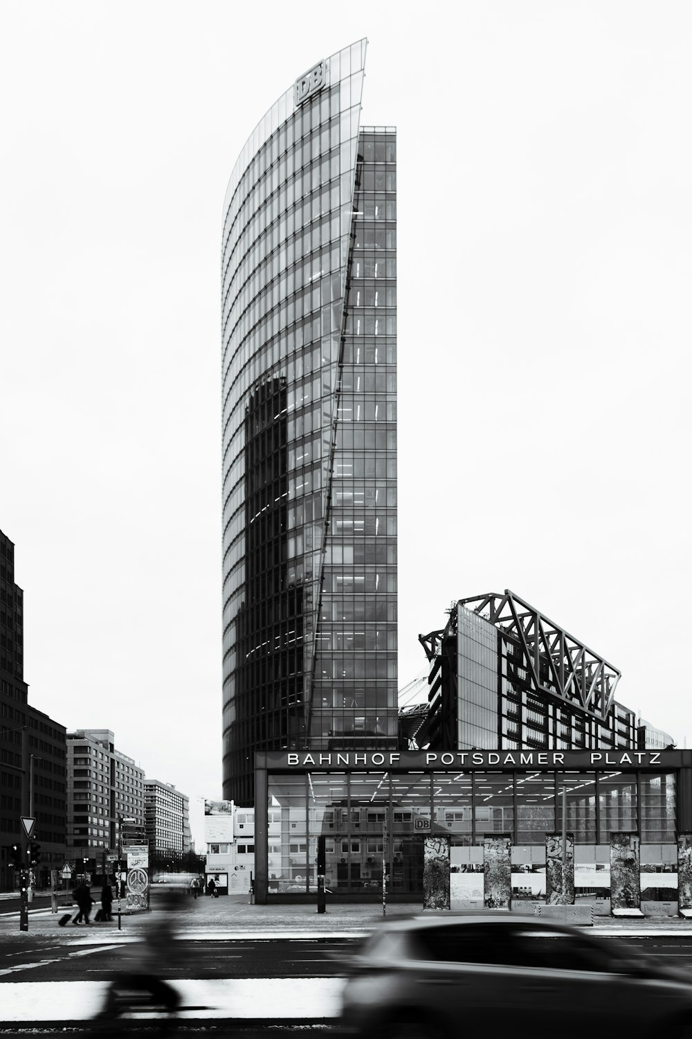 uma foto em preto e branco de um edifício em uma cidade