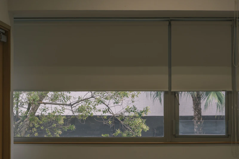 Store solaire filtrant la lumière tout en conservant la vue vers l'extérieur