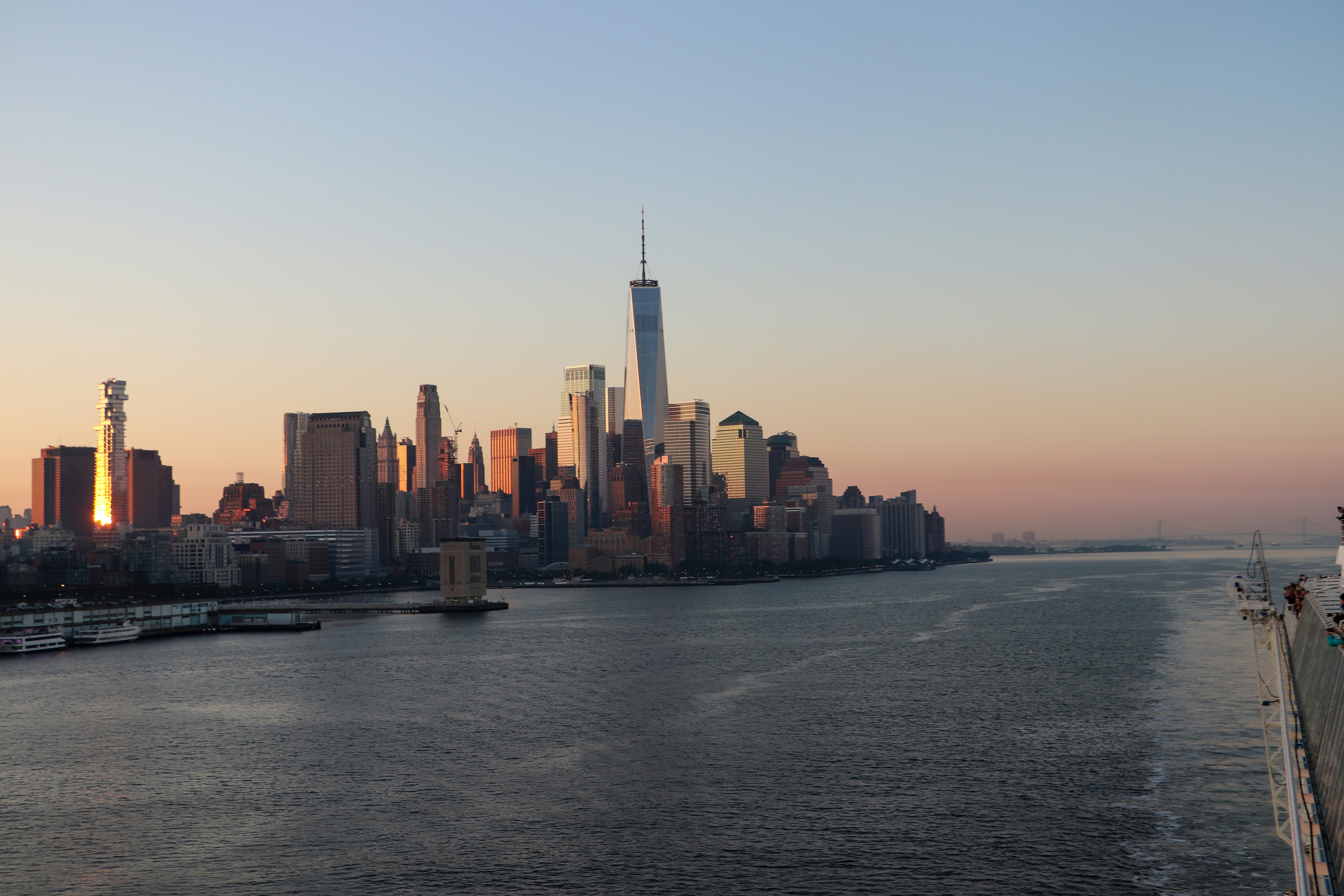 um grande corpo de água com uma cidade ao fundo