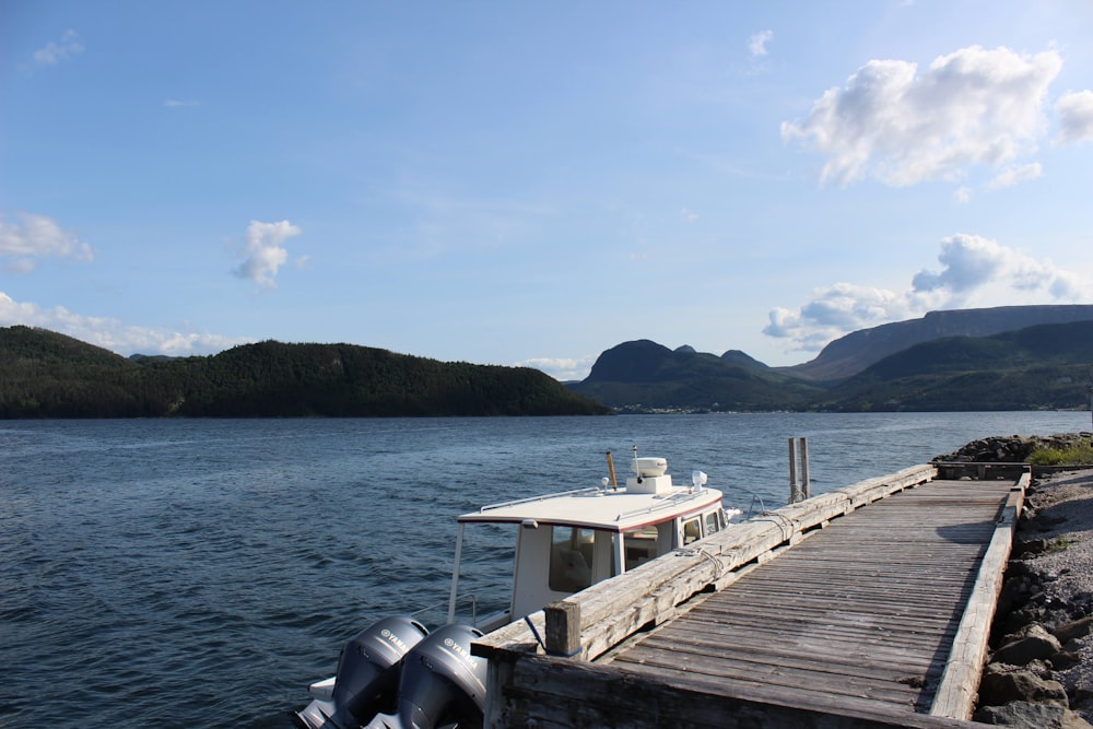 a boat docked at a pier on a lake