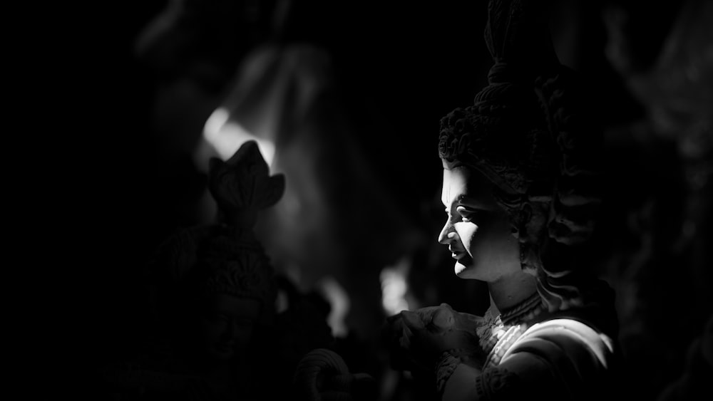 어두운 방에 있는 여성의 흑백 사진
