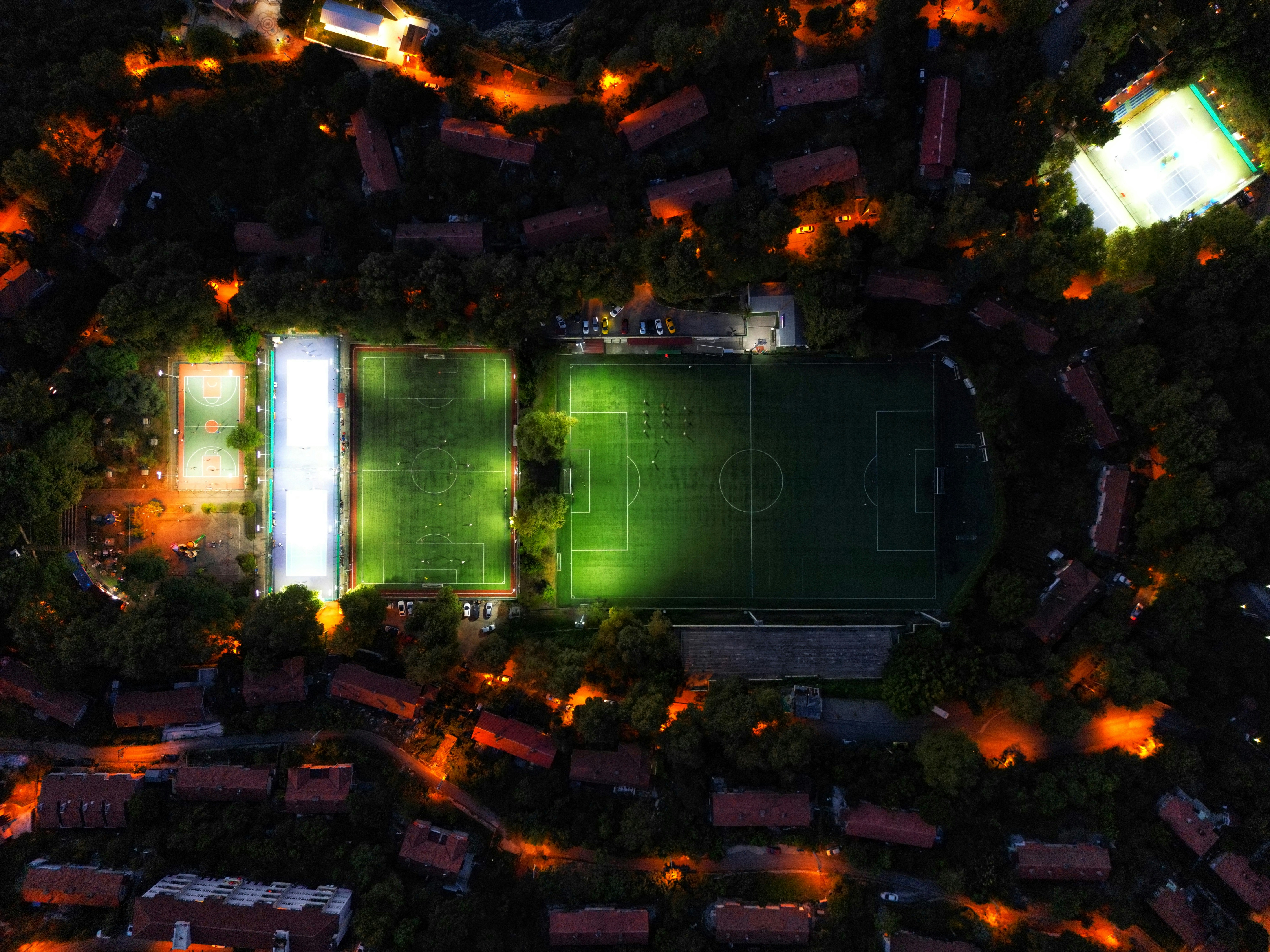 Ejecución de un córner en un estadio andino durante partido nocturno