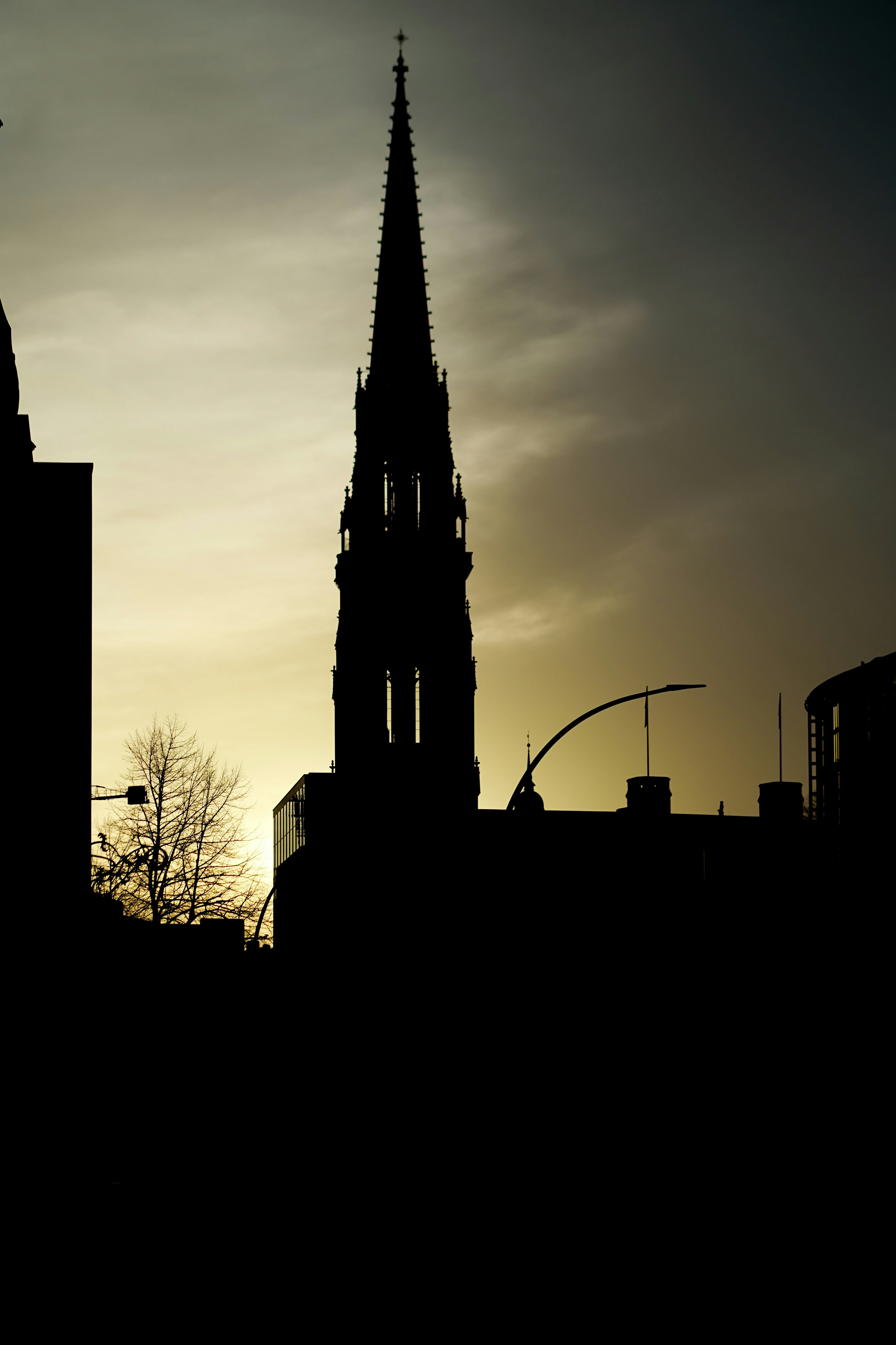 la silueta del campanario de una iglesia contra un cielo nublado