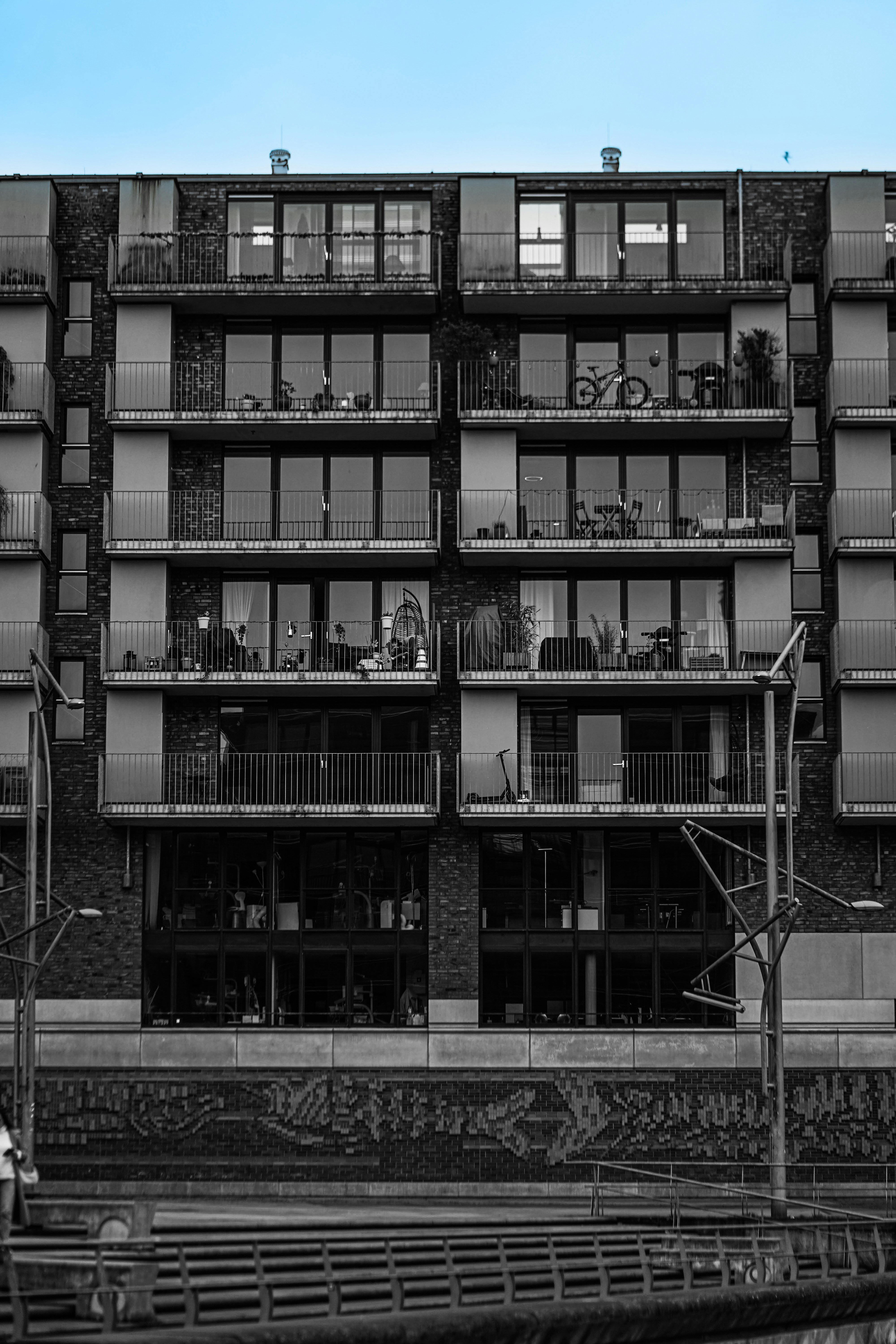 Una foto en blanco y negro de un edificio con balcones