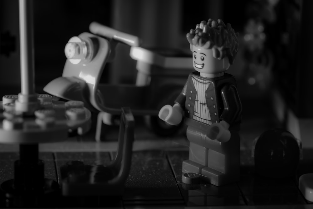 Uma foto em preto e branco de um homem de Lego