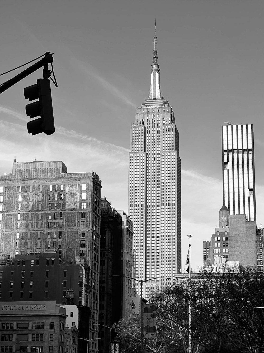 uma foto em preto e branco de uma cidade com edifícios altos