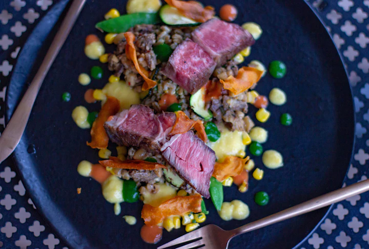 Prato rico em ferro com carne, grãos e legumes, luz moody