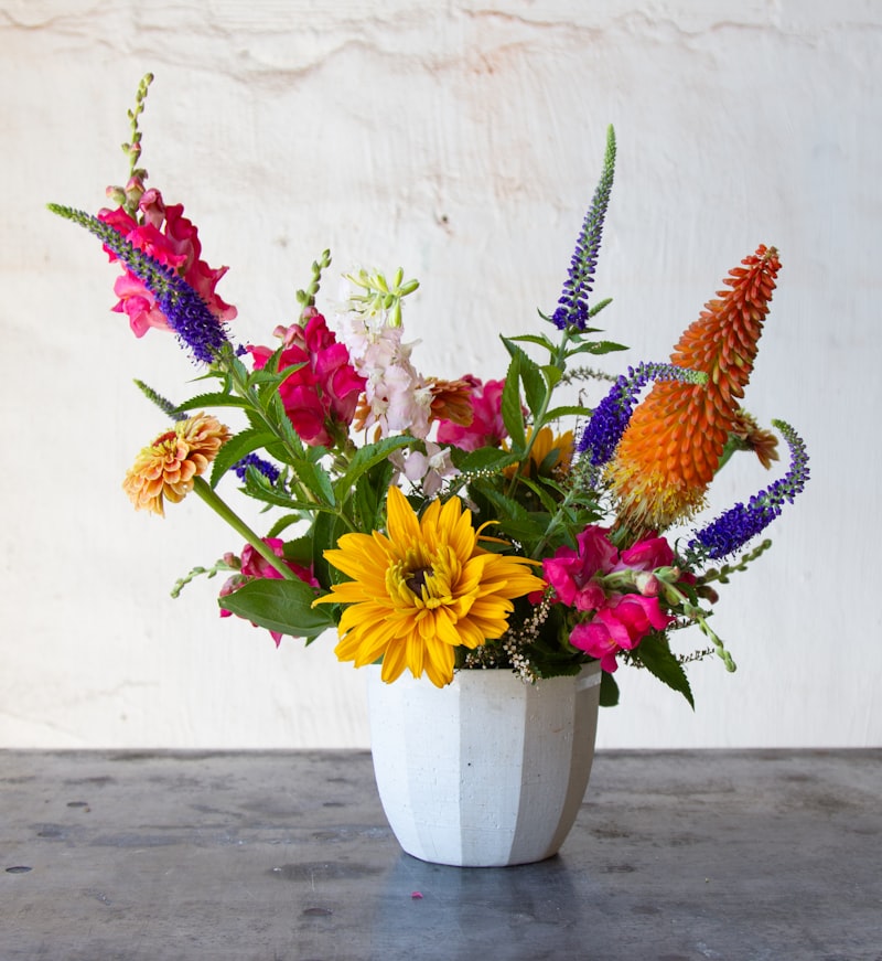 Bouquet vivace in vaso bianco