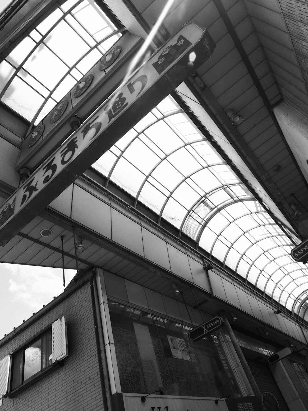 Una foto en blanco y negro de una estación de tren