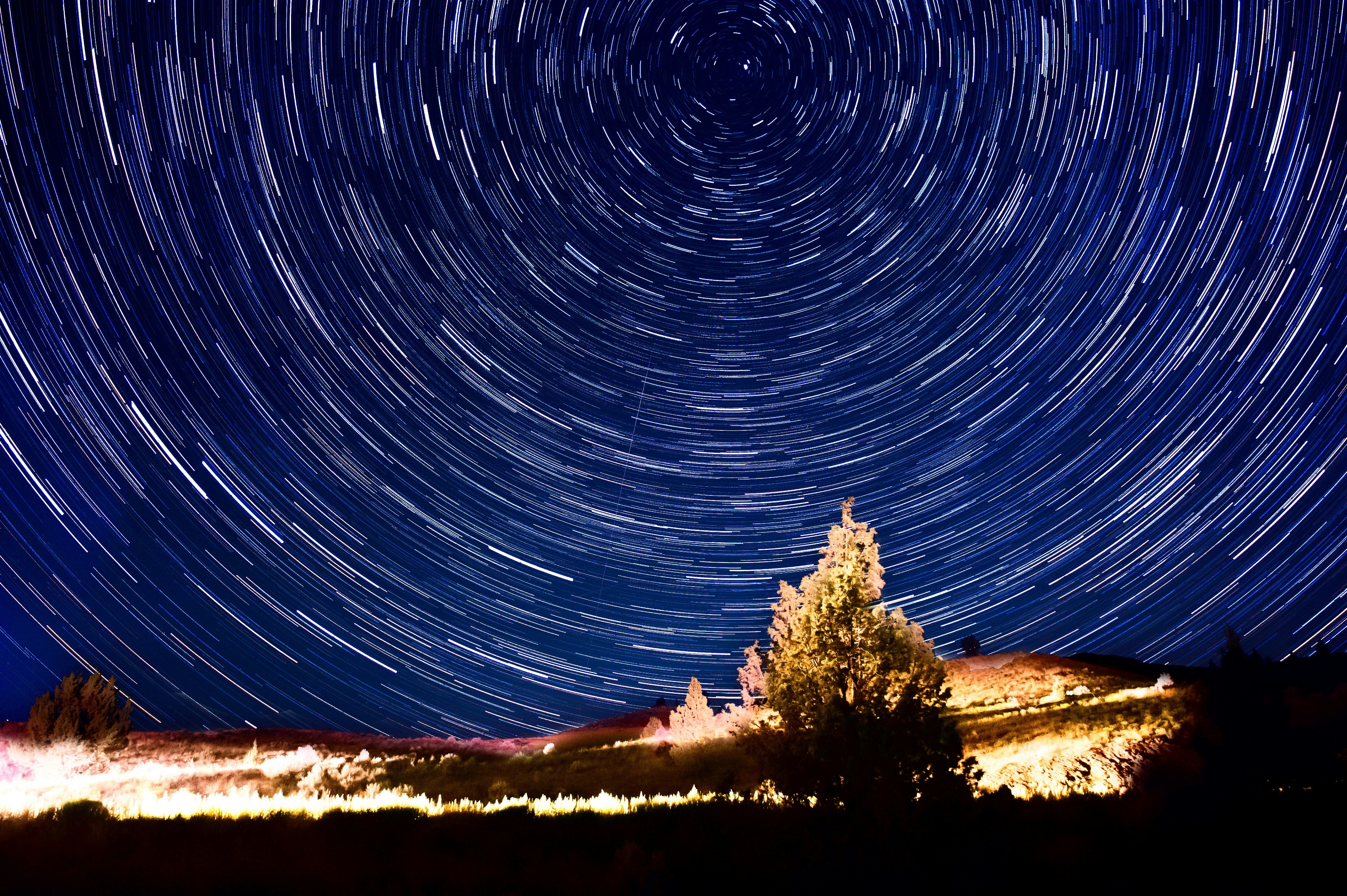 a star trail is shown in the night sky