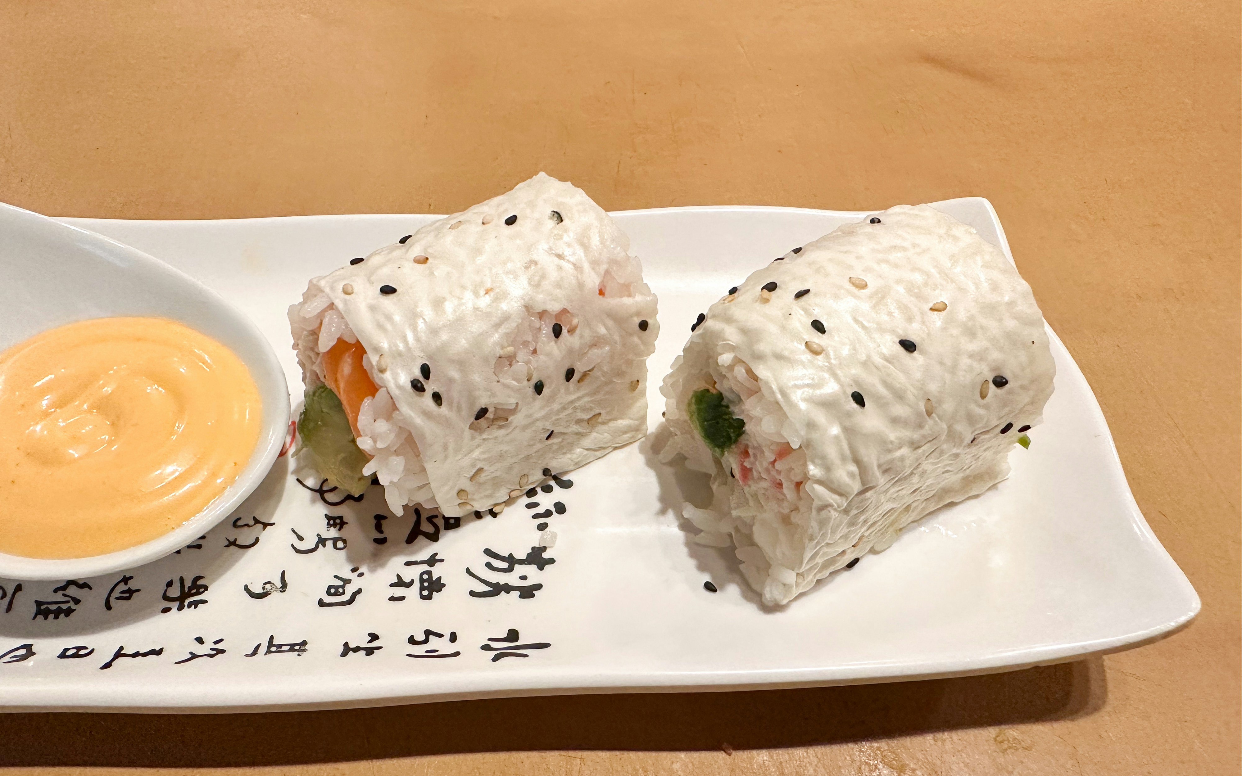 une assiette blanche garnie de sushis et de trempette
