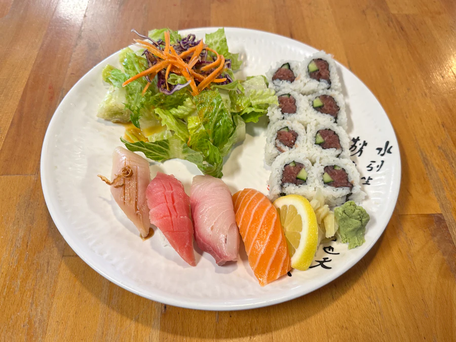 Sushi plate with vegetables