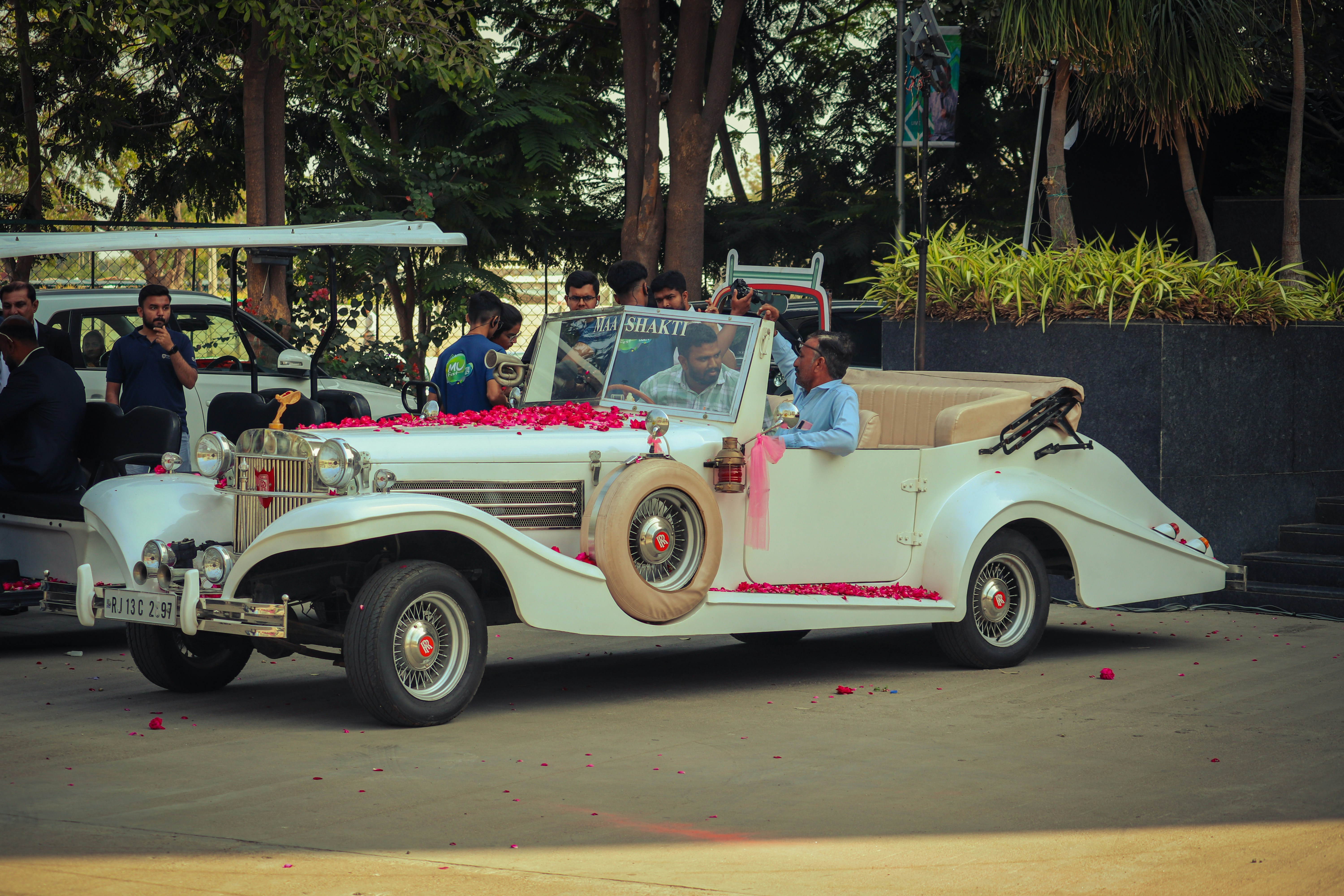 Indian Wedding Baraat Luxury Car Parade Wallpapers, wallpaper, Indian Wedding Baraat Luxury Car Parade Wallpapers: A Guide 6