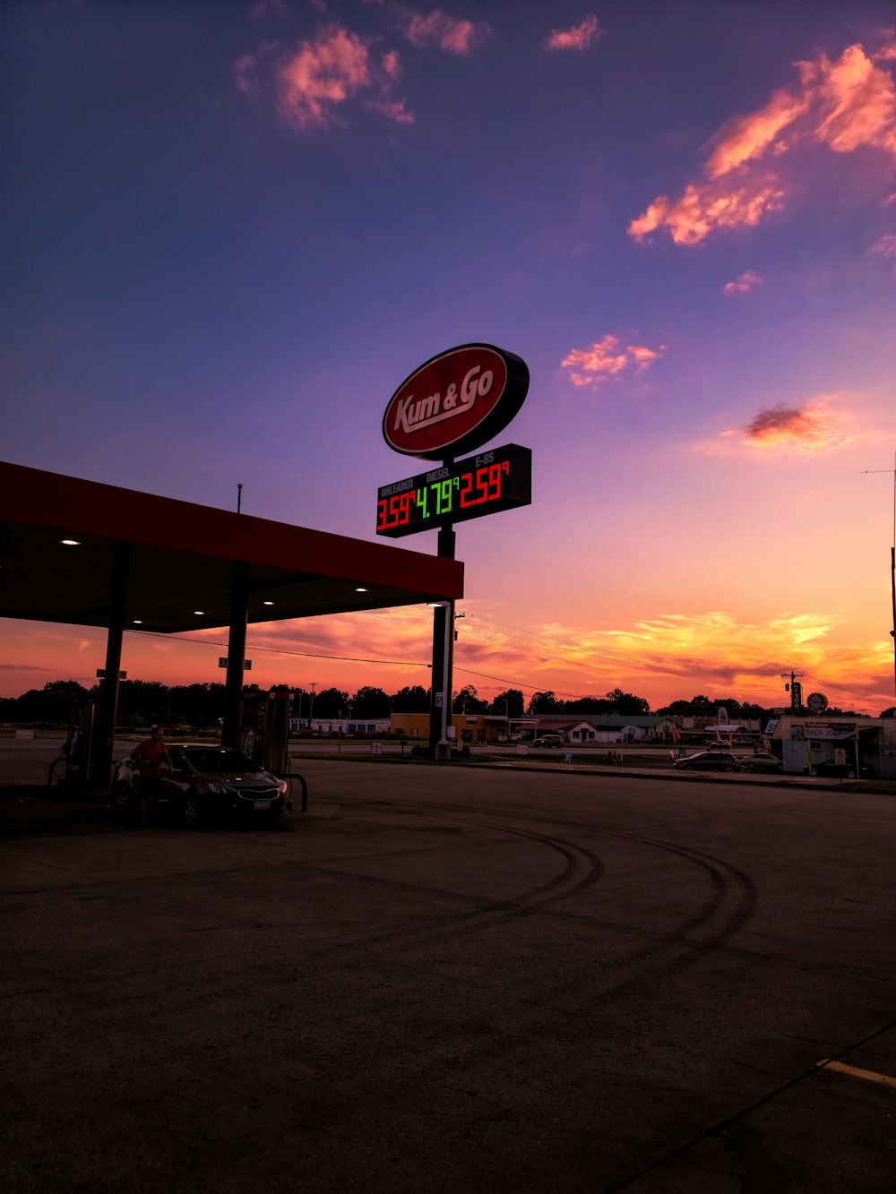 Eine Tankstelle bei Sonnenuntergang mit dem Himmel im Hintergrund