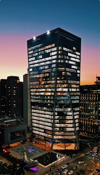 a very tall building in the middle of a city