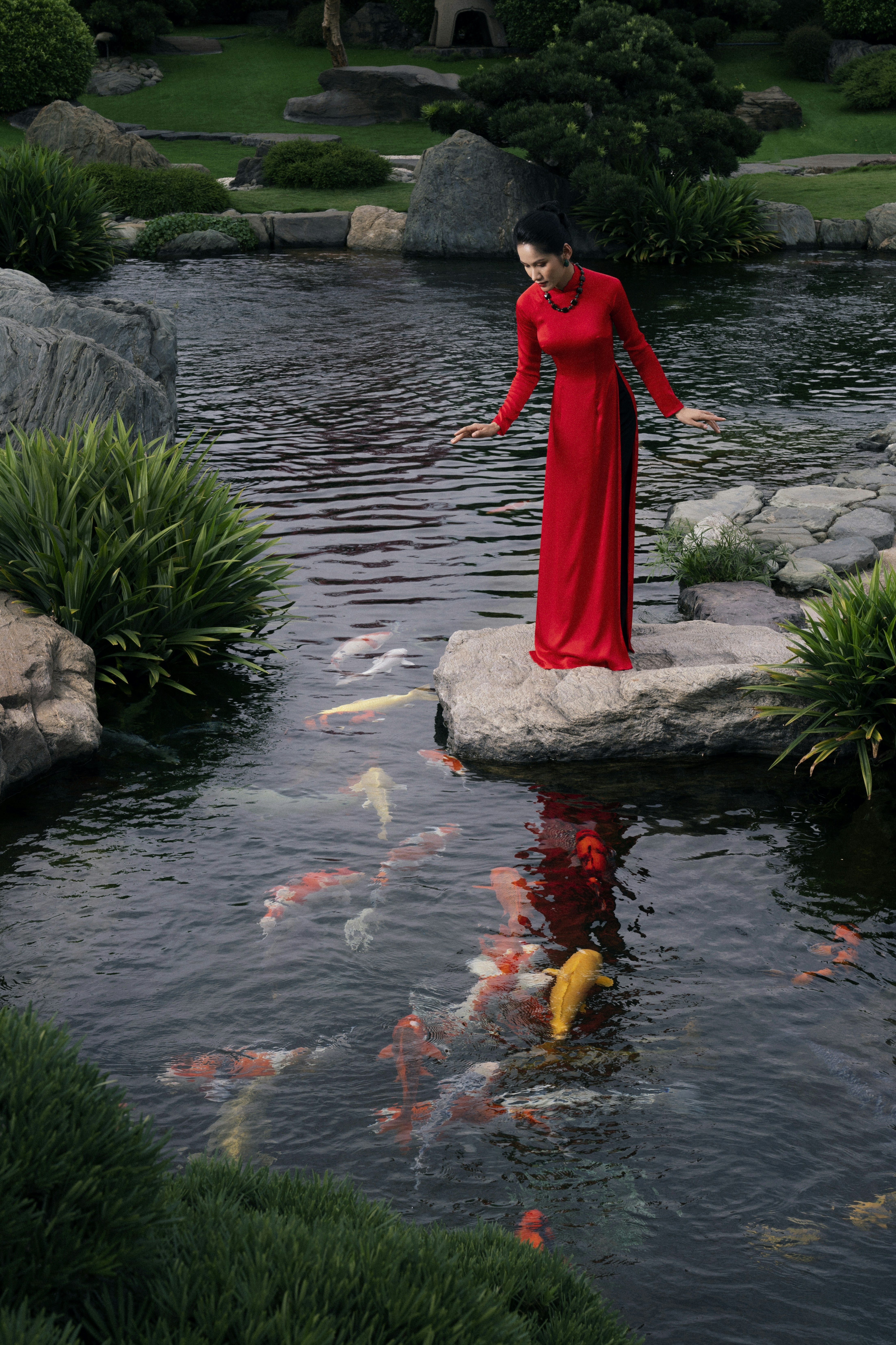 Une femme en robe rouge avec un voile rouge sur la tête photo - Photo