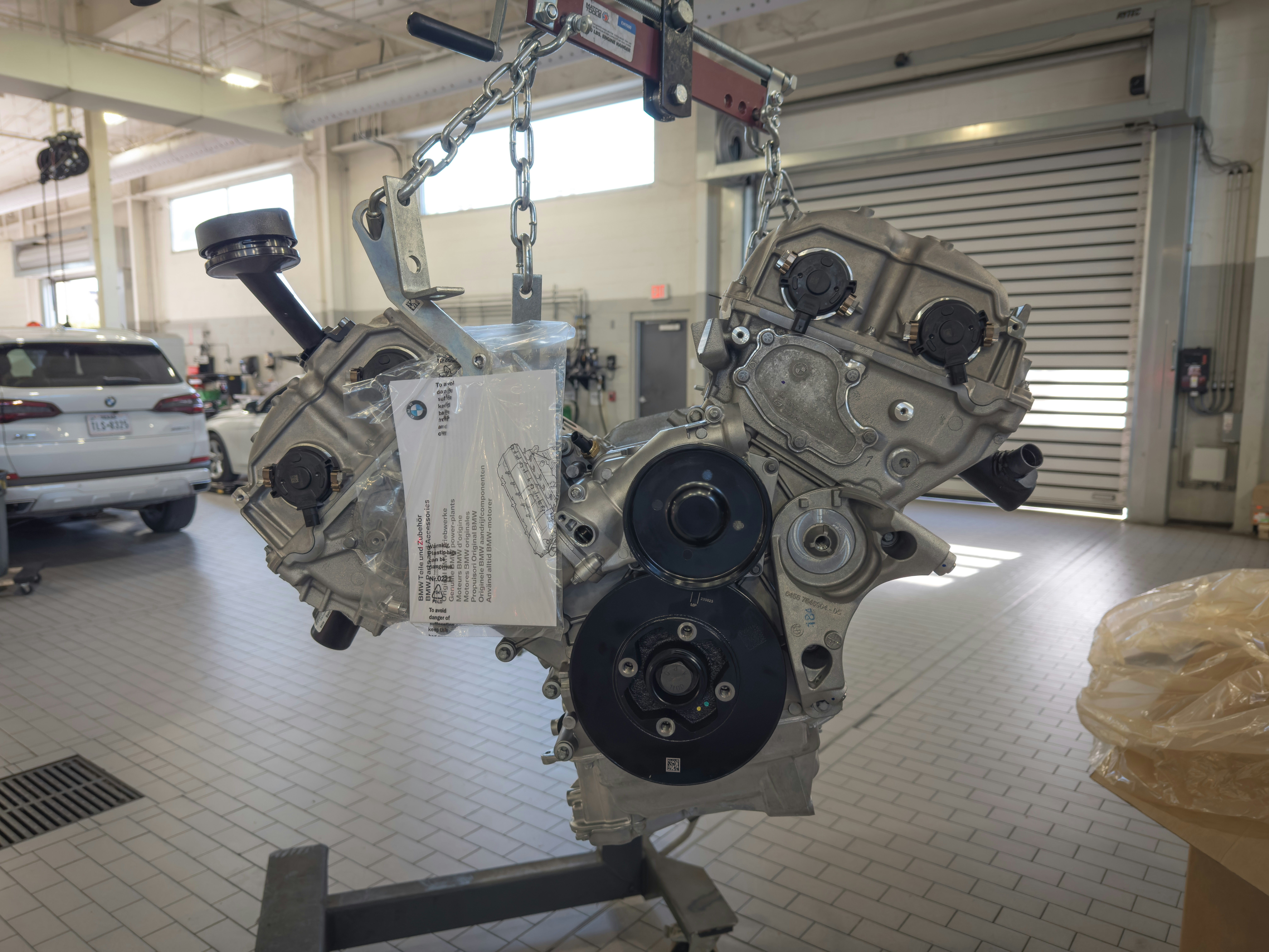 Der Motor eines Autos in einer Garage