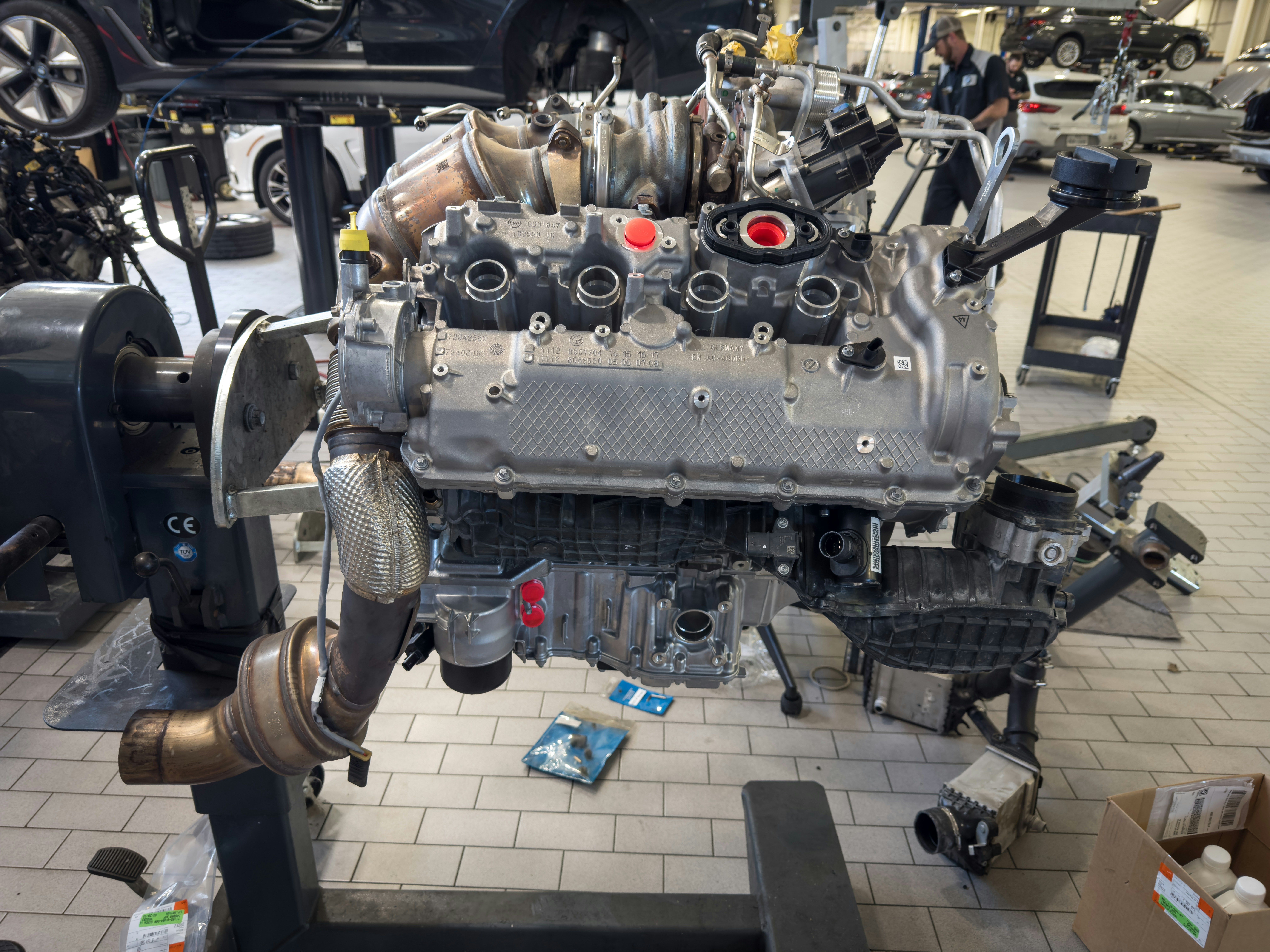 Der Motor eines Autos in einer Garage