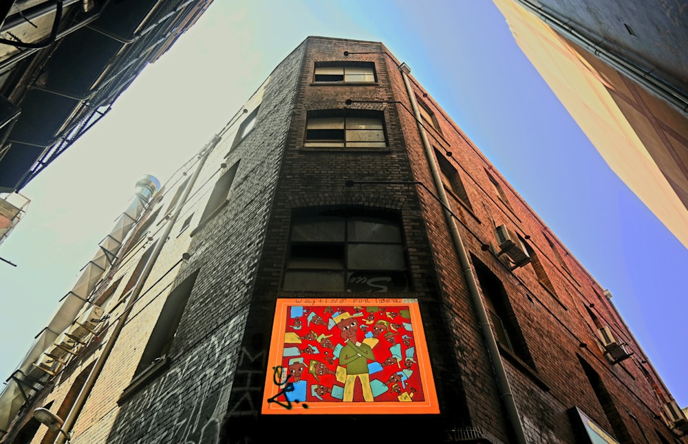 uma imagem de um edifício com uma pintura sobre ele