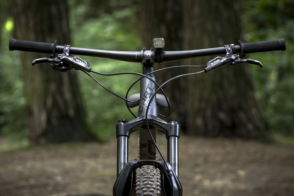 a close up of the handle bars on a mountain bike