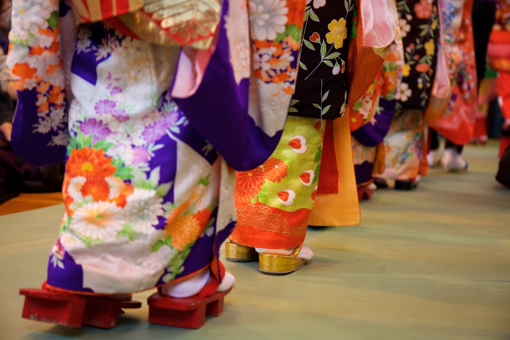 uma fileira de quimonos coloridos alinhados contra uma parede
