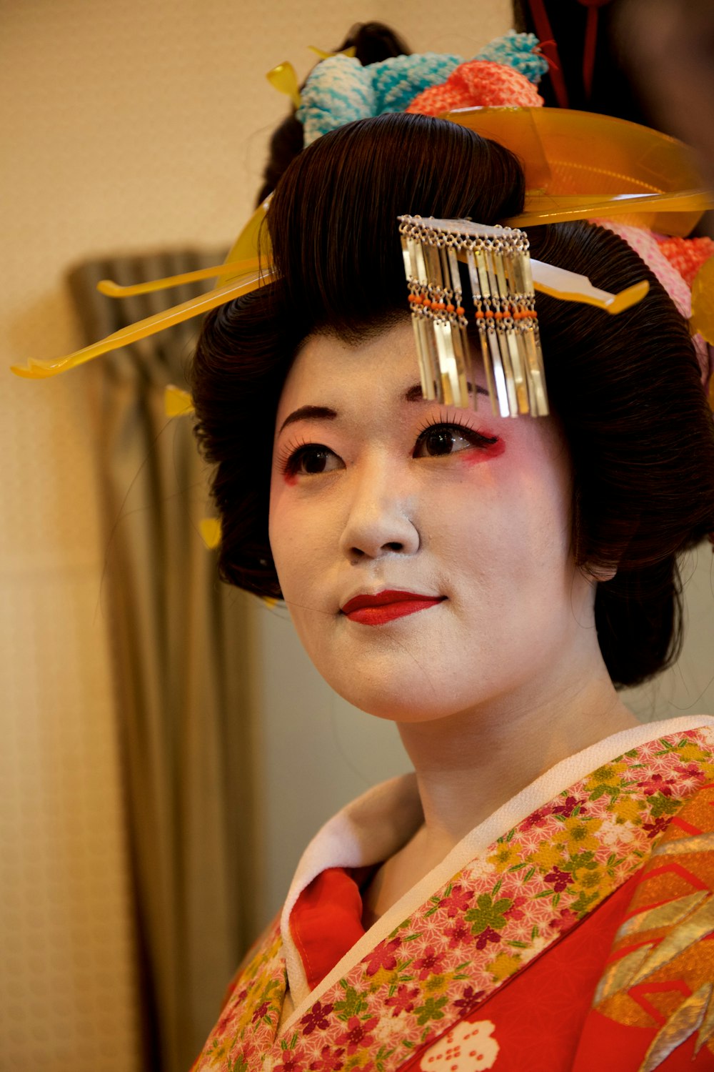 a geisha woman with a hair comb in her hair