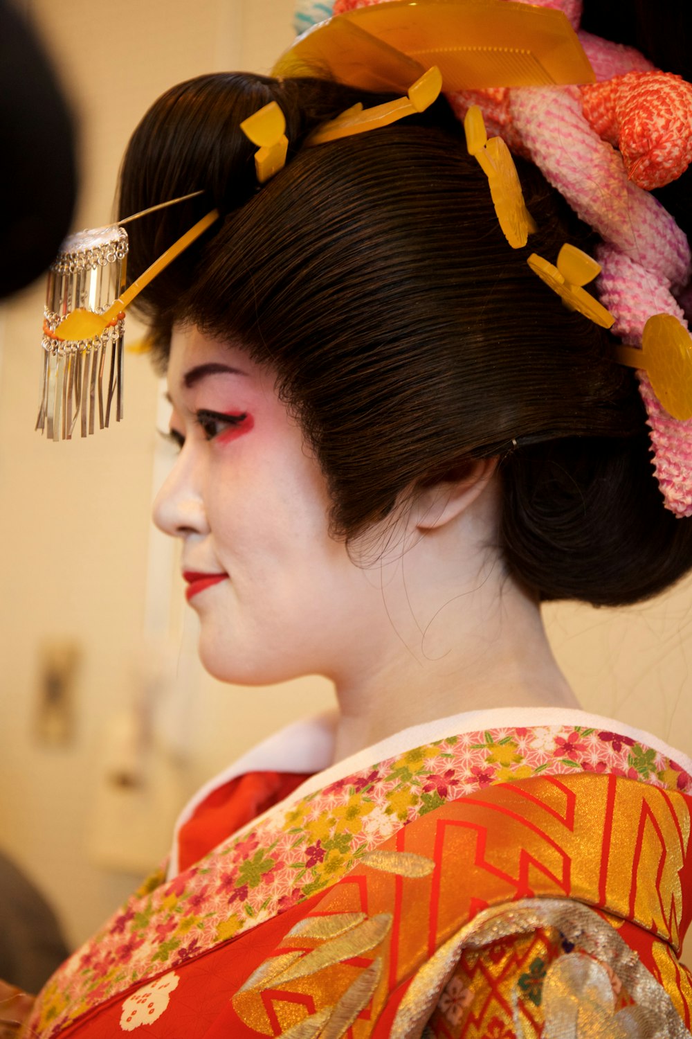 Una mujer con un vestido de geisha con un peine en el pelo