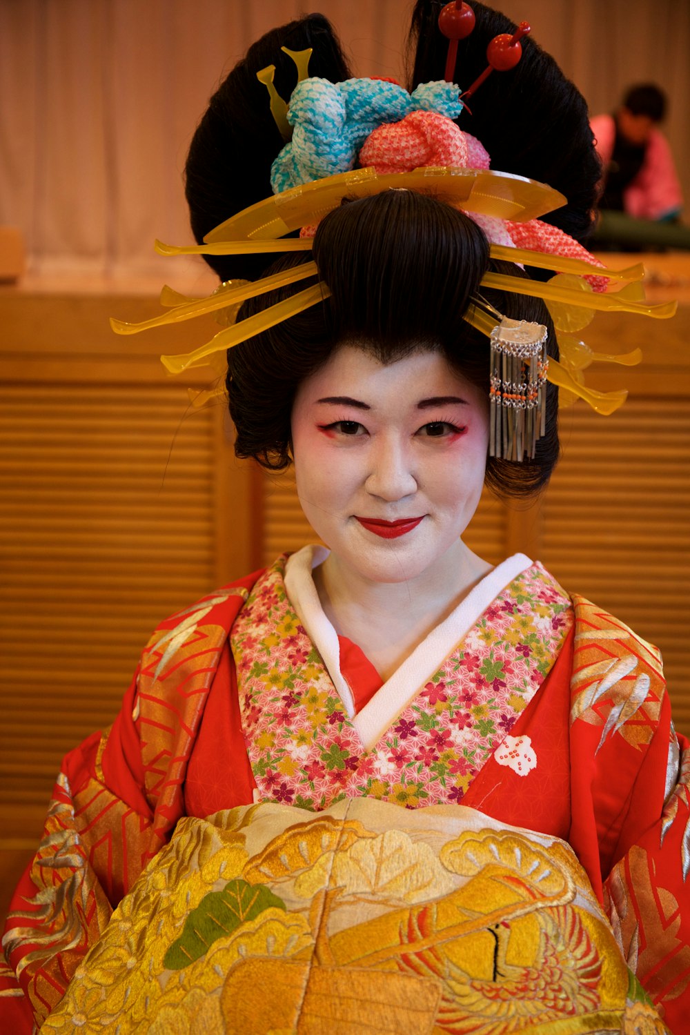 Una mujer en una geisha con un abanico en la cabeza